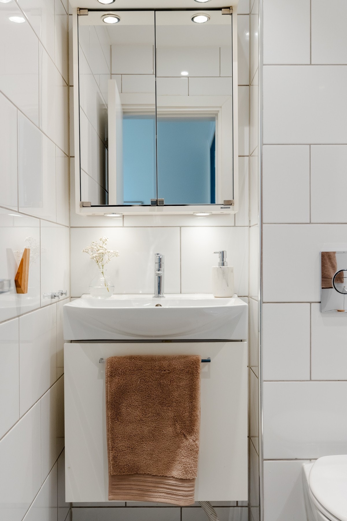 Badet er utstyrt med innredning med nedfelt servant, vegghengt toalett og badekar. Galleribilde