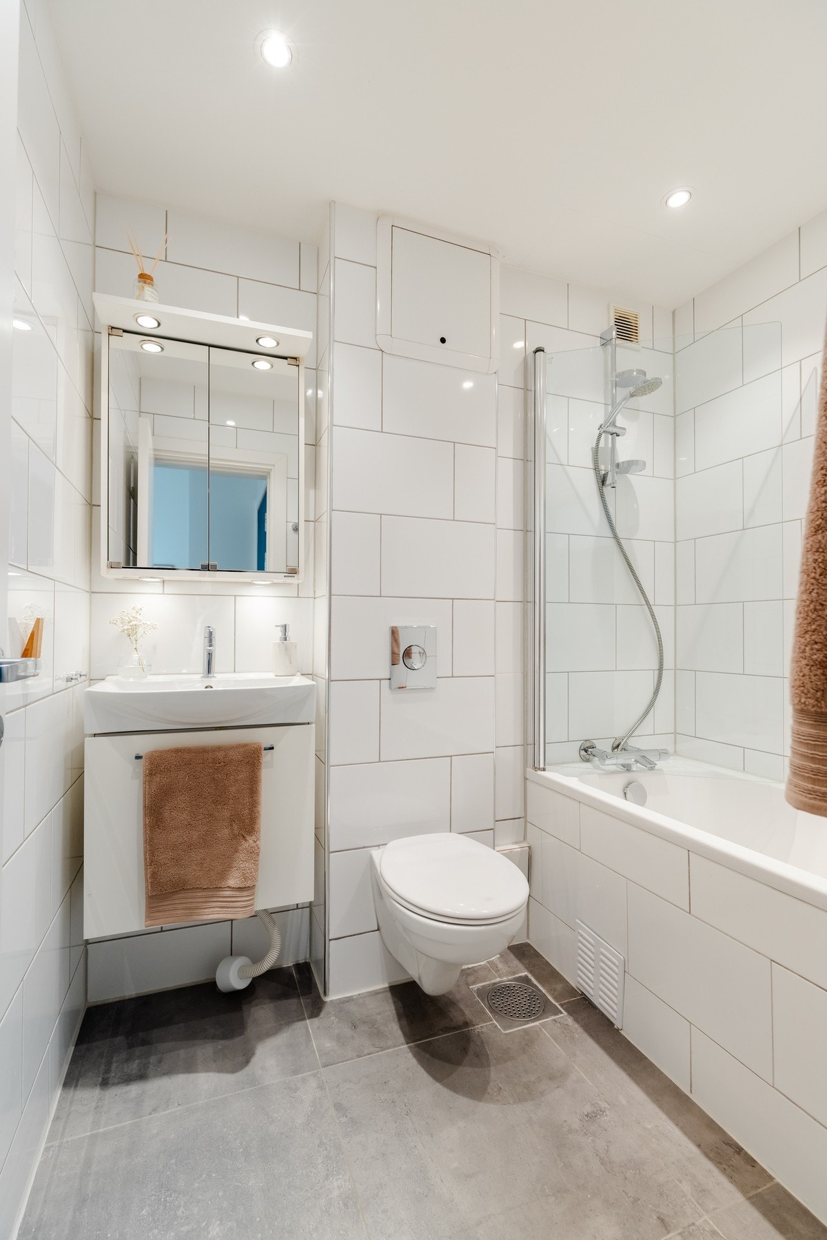 Boligens baderom er lyst, flislagt med varme i gulv og downlights i himling. Galleribilde