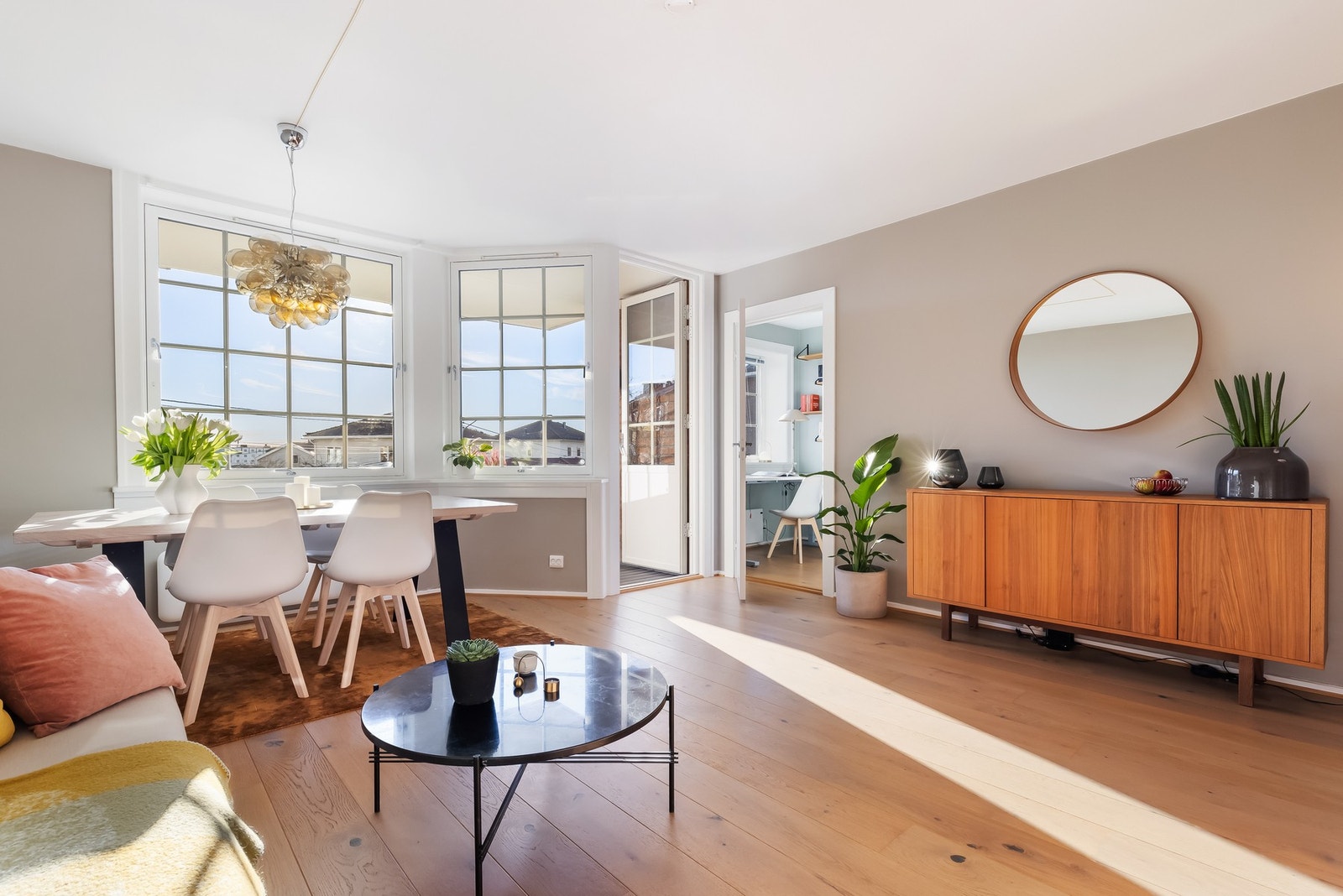 Dette er en lys, tiltalende og stilren 3-roms leilighet i byggets 2.etasje. Galleribilde