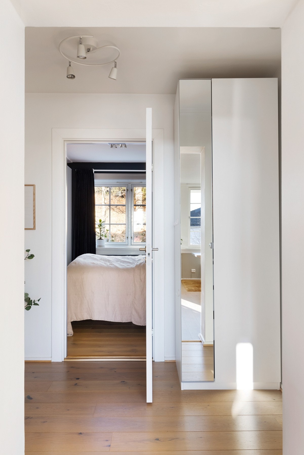 I entreen er det plass til knaggrekker, skostativ og kommode. Galleribilde