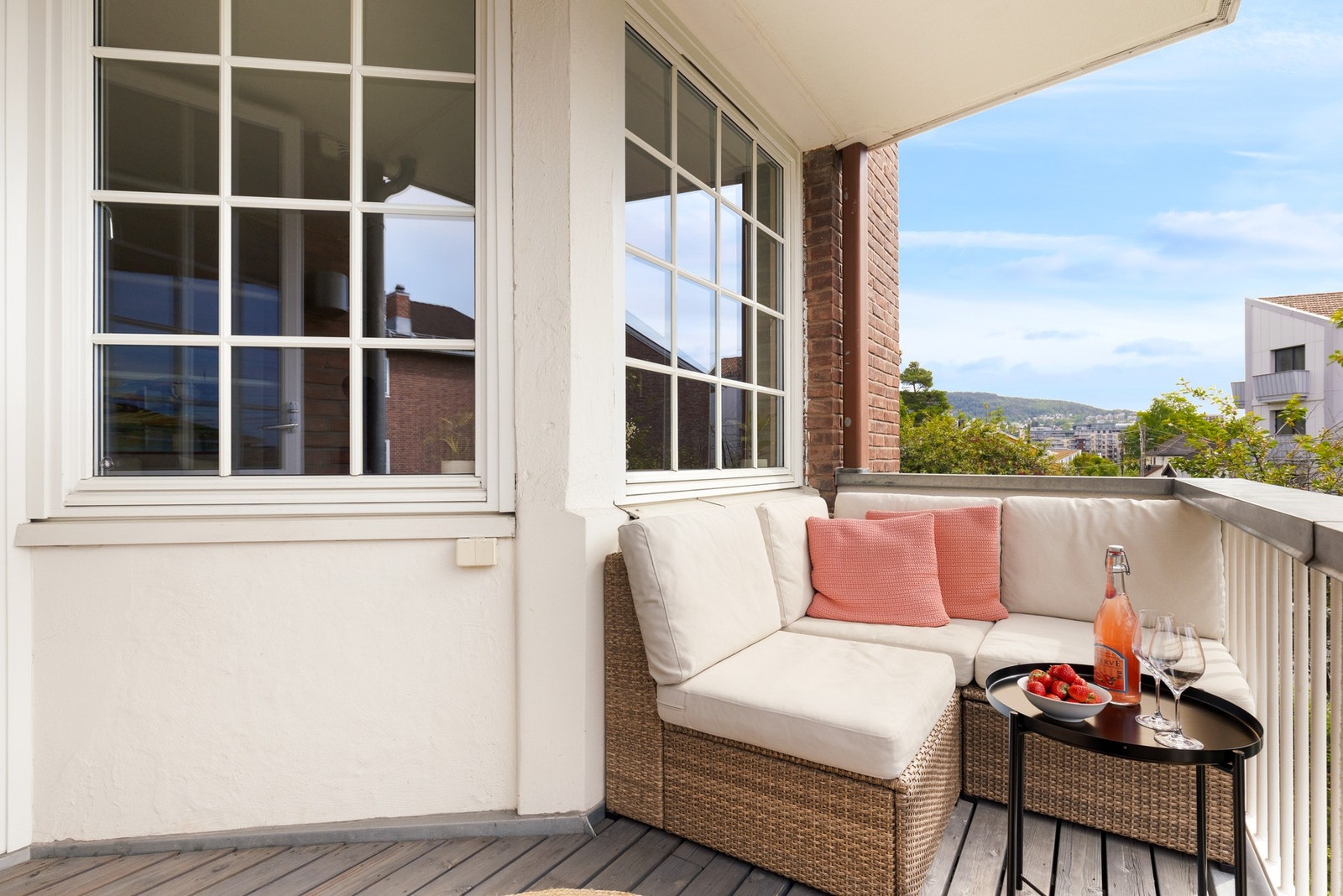 På solfylte sommerdager er det sol på balkongen fra ca. kl. 06:30 til 18:30 i følge nåværende eiere. Galleribilde