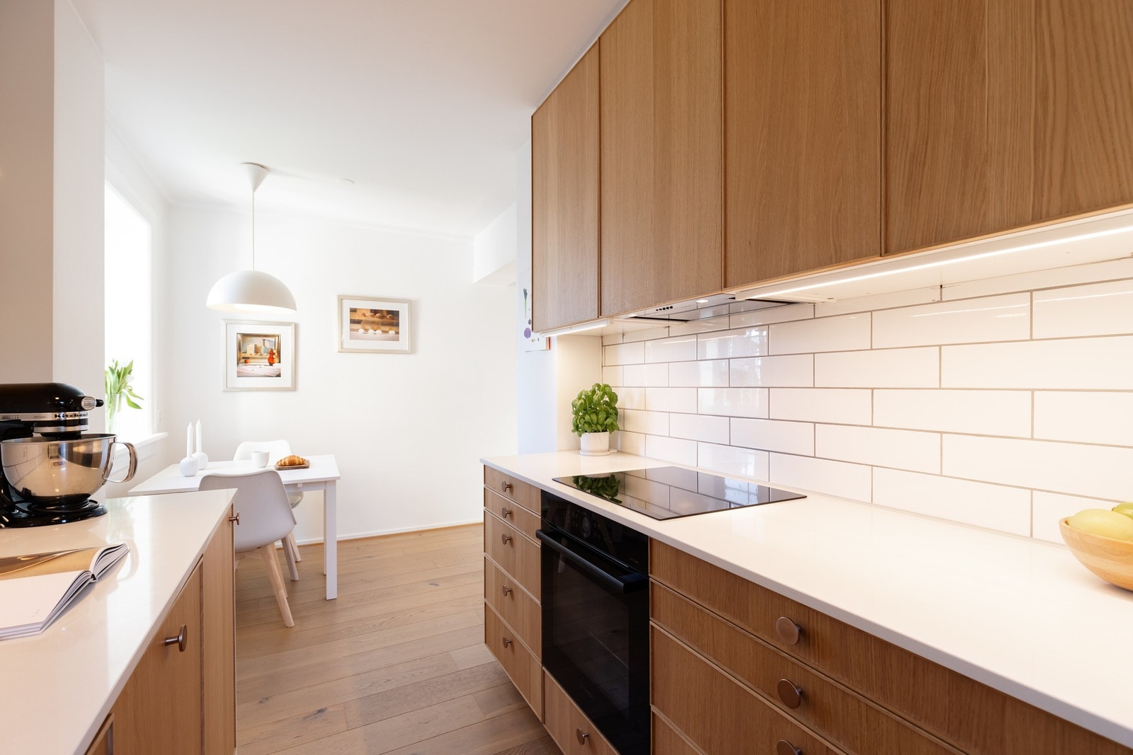 Skroget er fra 2013, mens frontene er fra Ikea og ble skiftet rundt 2020. Benkeplaten, koketoppen, ovnen og oppvaskkummen er fra 2022. Galleribilde