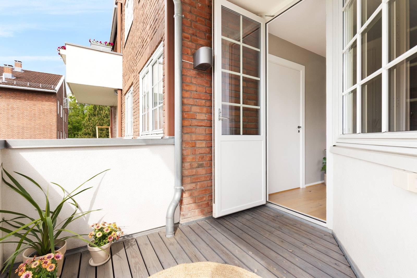 På sommerstid vil uteplassen oppleves som en ekstra stue, hvor balkongdøren for det meste vil stå åpen. Galleribilde