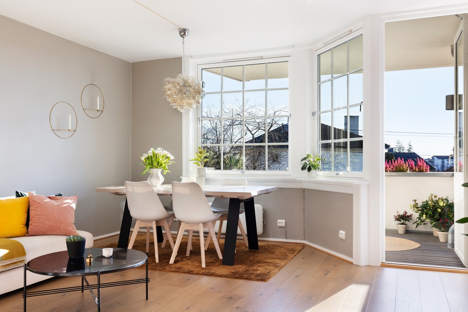 Stuen er lys og innbydene med gode møbleringsmuligheter. Galleribilde