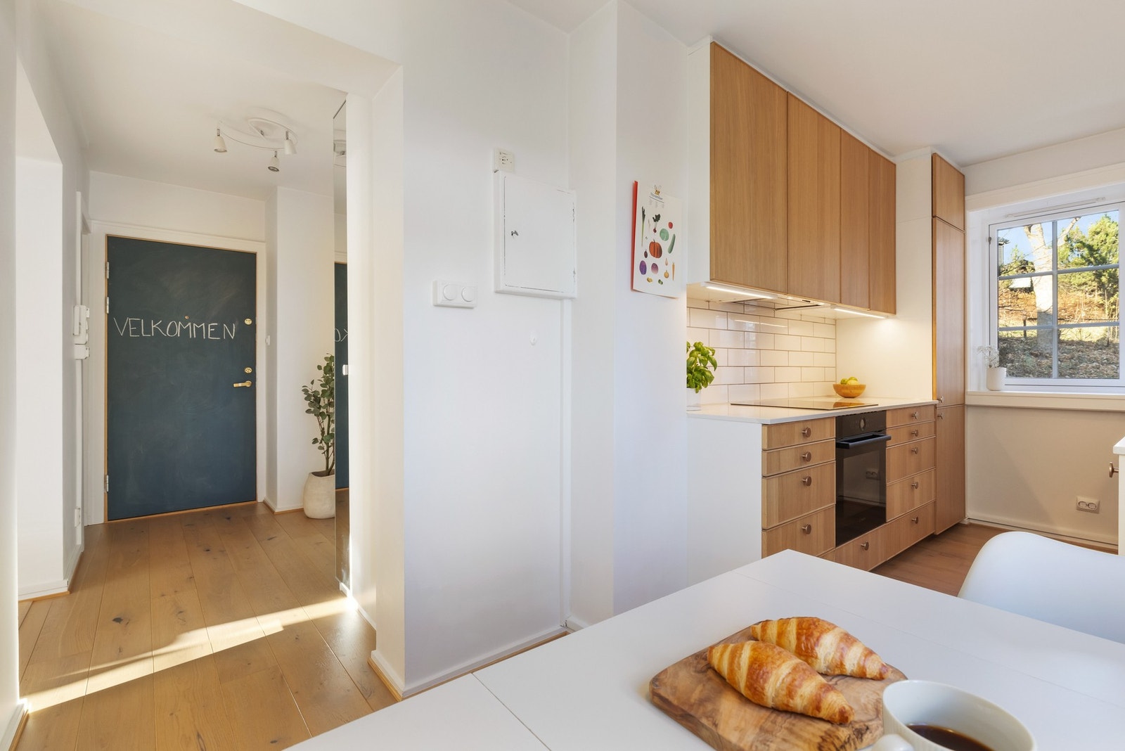 Leiligheten er gjennomgående og man får med det godt med lysinnslipp fra tre sider. Galleribilde