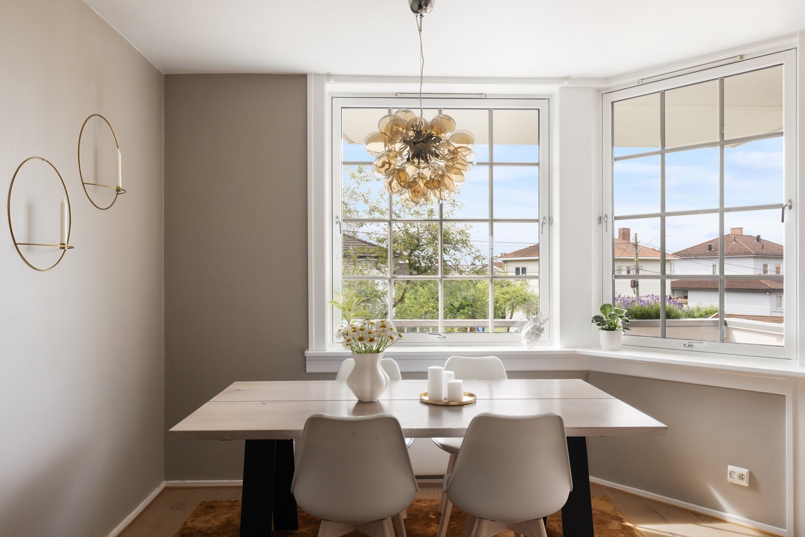 Utformingen på oppholdsrommet gir plass til både en stor sofa med tilhørende møblement og spisebordsgruppe. Galleribilde