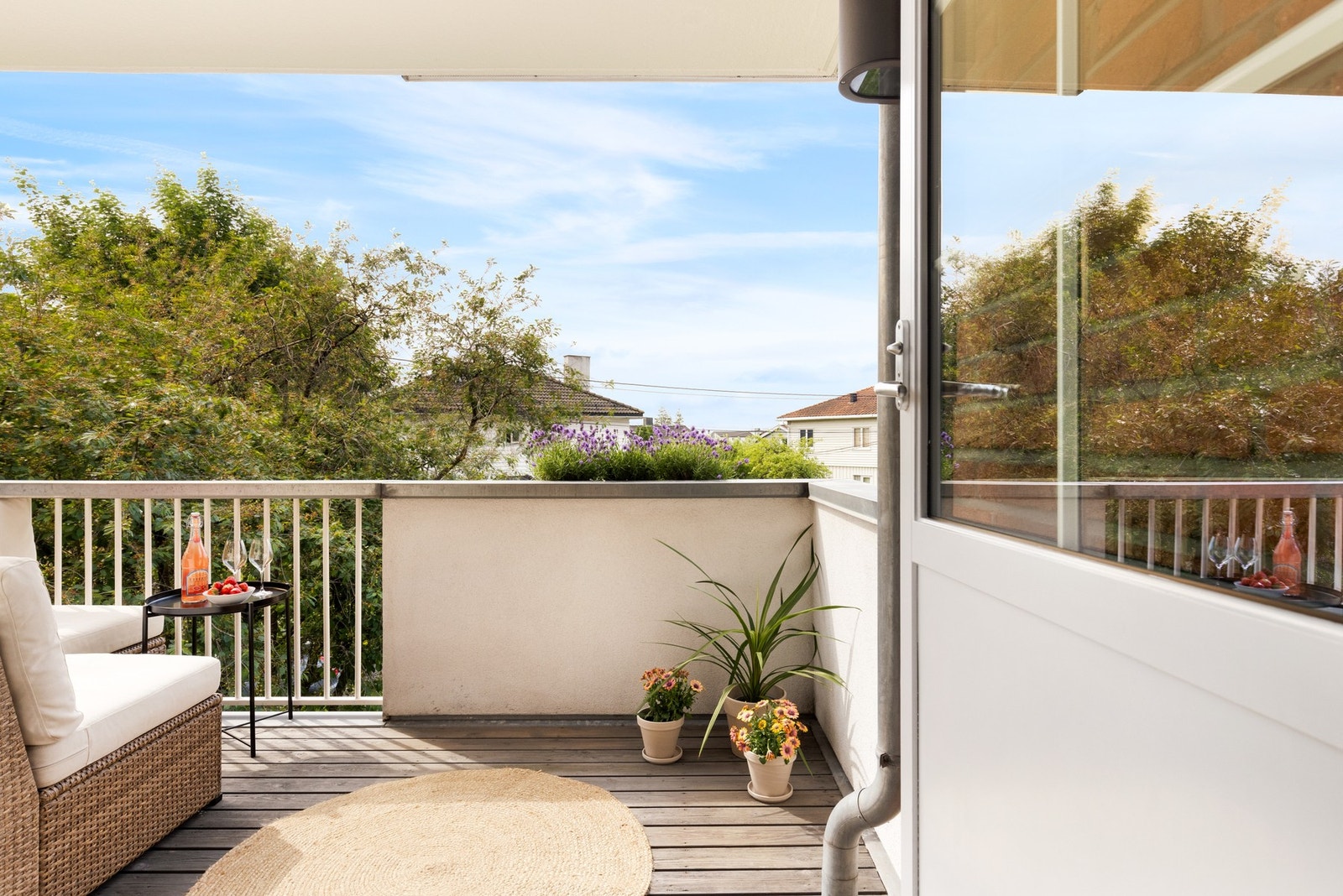 Vi tar så turen ut på den herlige, sydvendte balkongen. Galleribilde