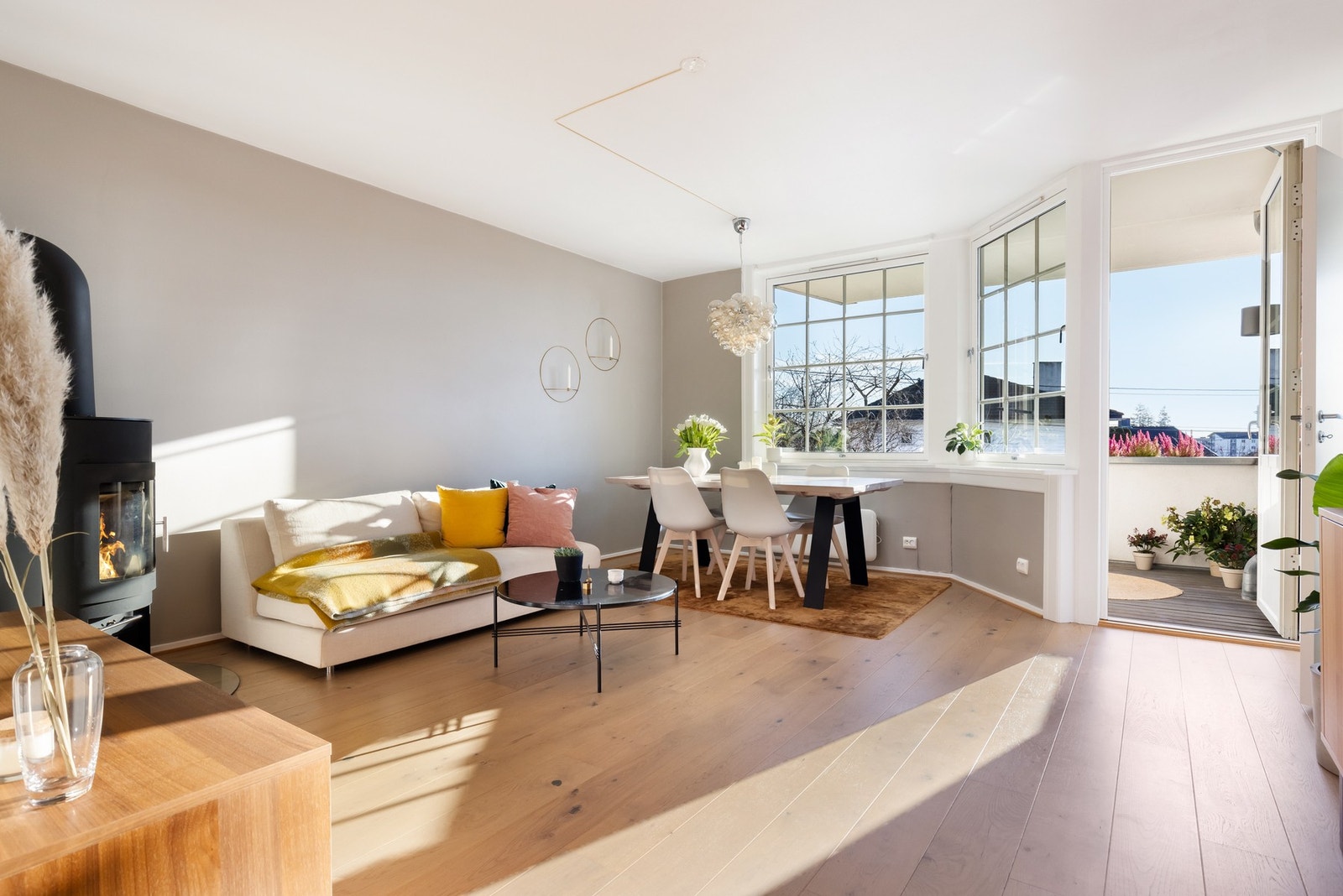 Fredrik Lund ved EIE Løren ønsker velkommen til Godals vei 32! Galleribilde