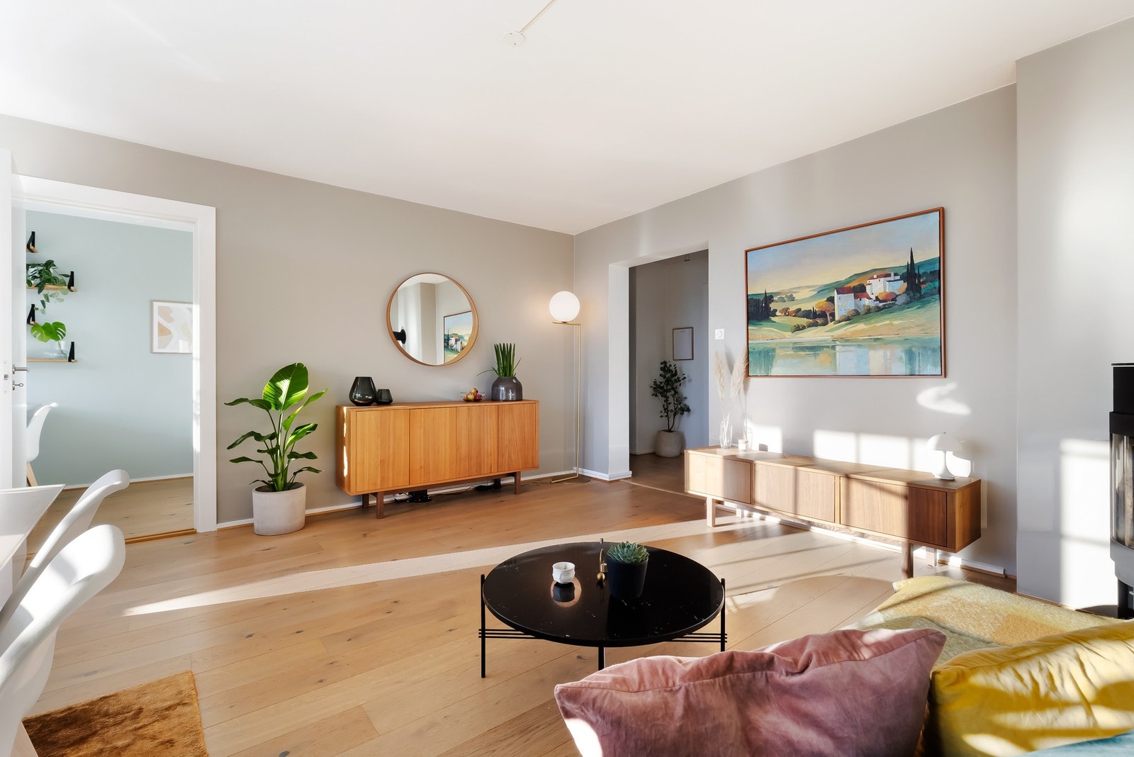 Det er pent 1- stavs parkettgulv i hele leiligheten - med unntak av badet. Hele leiligheten har i tillegg malte veggflater som er holdt i moderne farger. Galleribilde