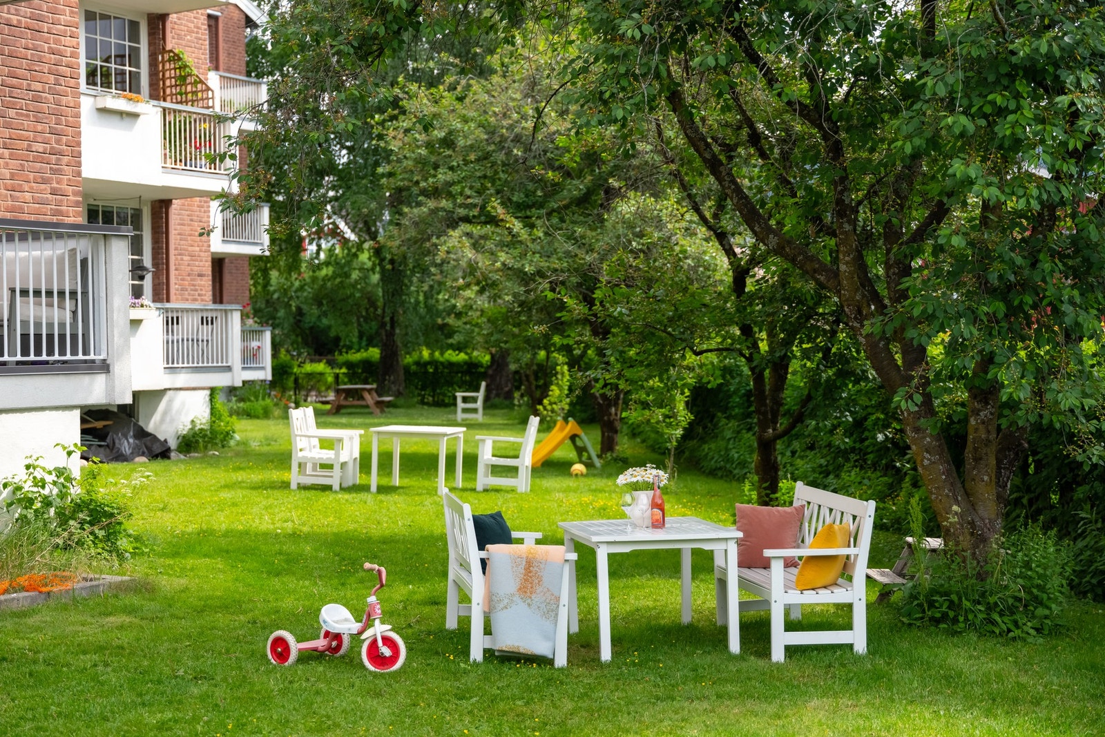 Borettslaget har flotte og idylliske fellesområder. Det er flere sittegrupper og flott lagt tilrette for alle aldersgrupper. Galleribilde