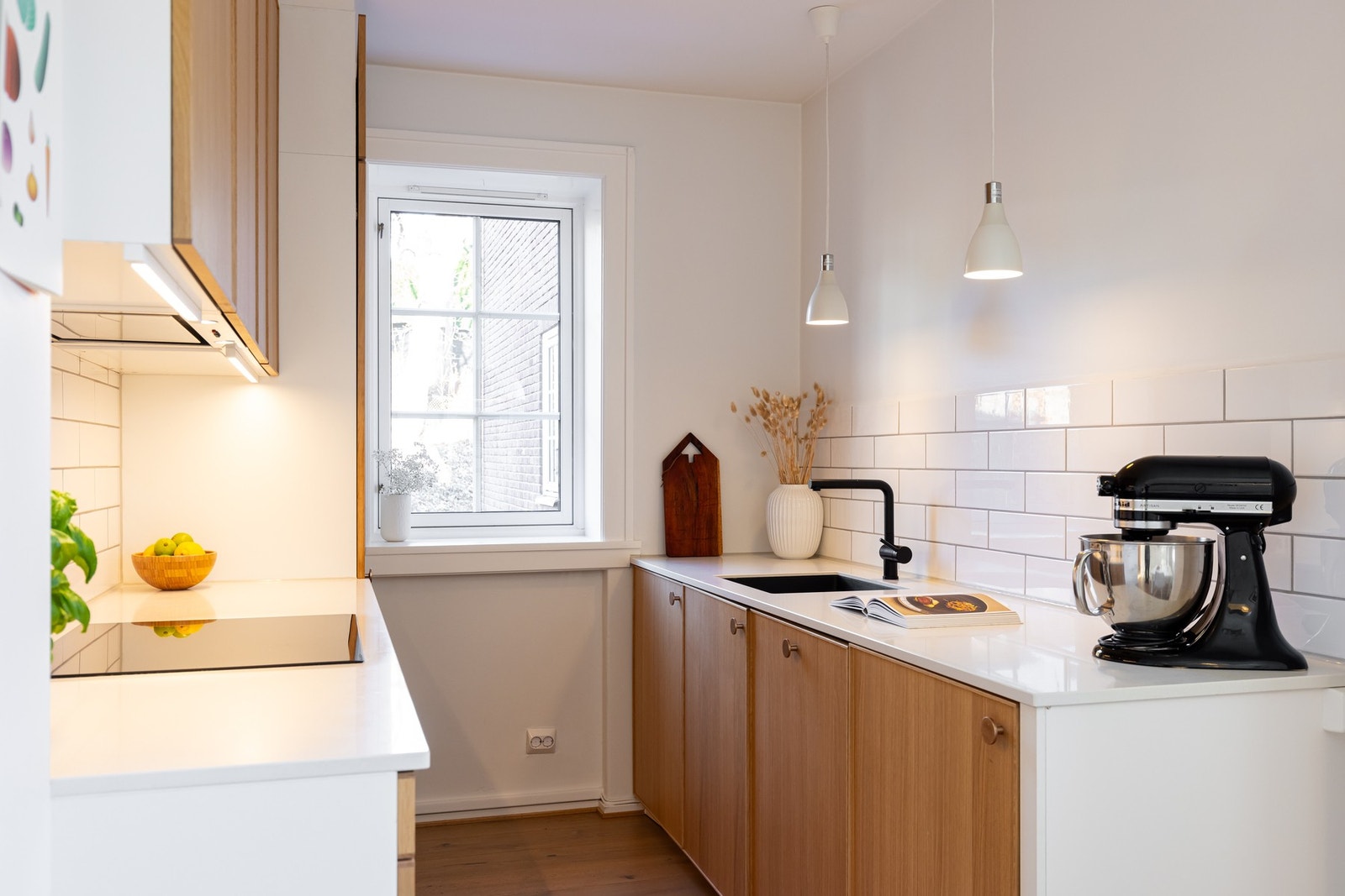 Kjøkkenet er videre utstyrt med integrert ovn, kjøl/frys og oppvaskmaskin. Det er i tillegg opplegg for vaskemaskin. Galleribilde