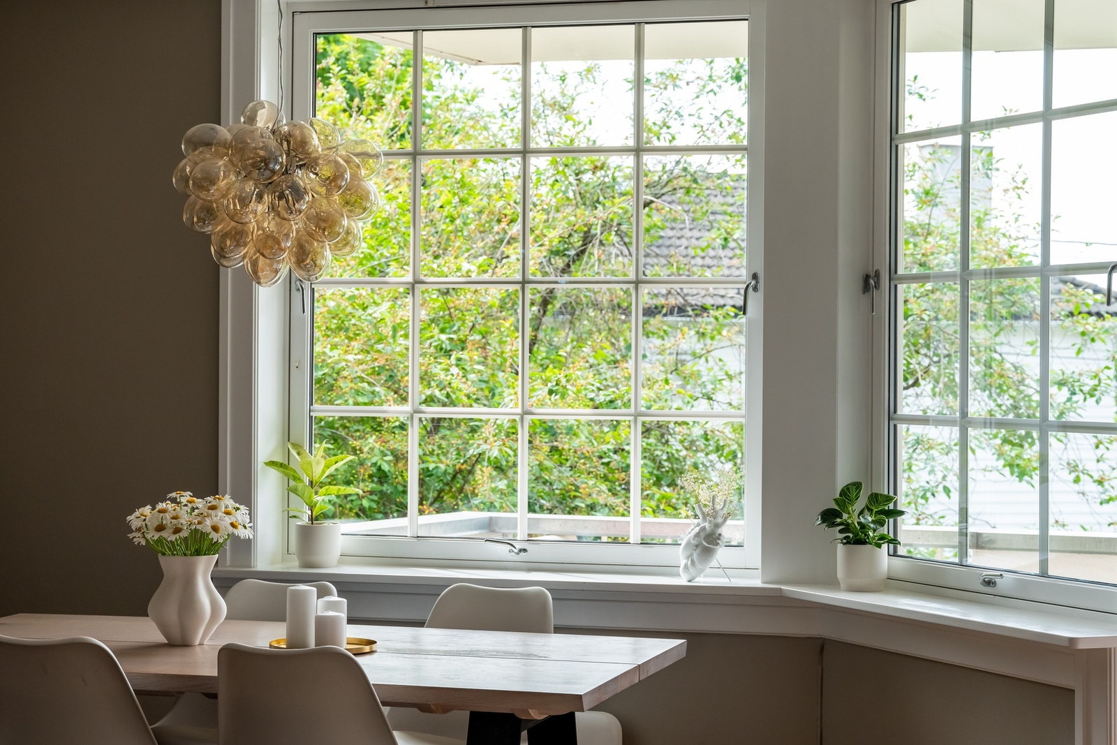 Her vil du umiddelbart legge merke til de store vindusflatene som gir godt med naturlig lysinnslipp i rommet. Galleribilde