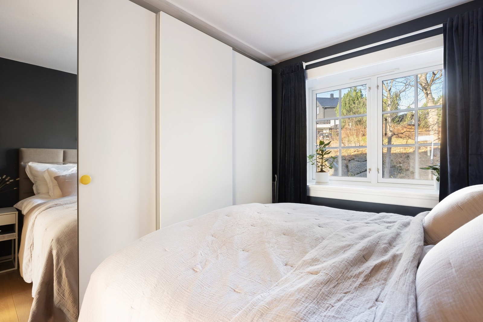 Skyvedørsgarderoben gir godt med lagring for klær og vil bli stående. Galleribilde