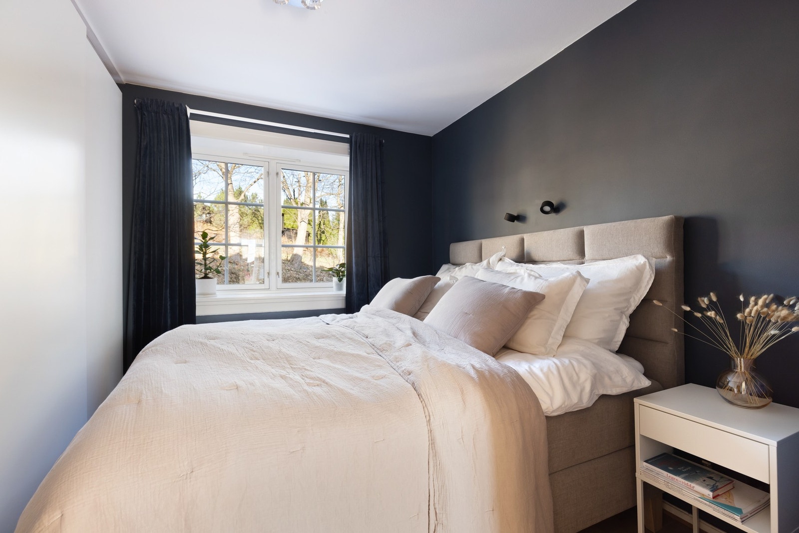 Boligen har i alt to soverom som begge er malt i delikate fargevalg og har 1-stavs parkettgulv. Galleribilde