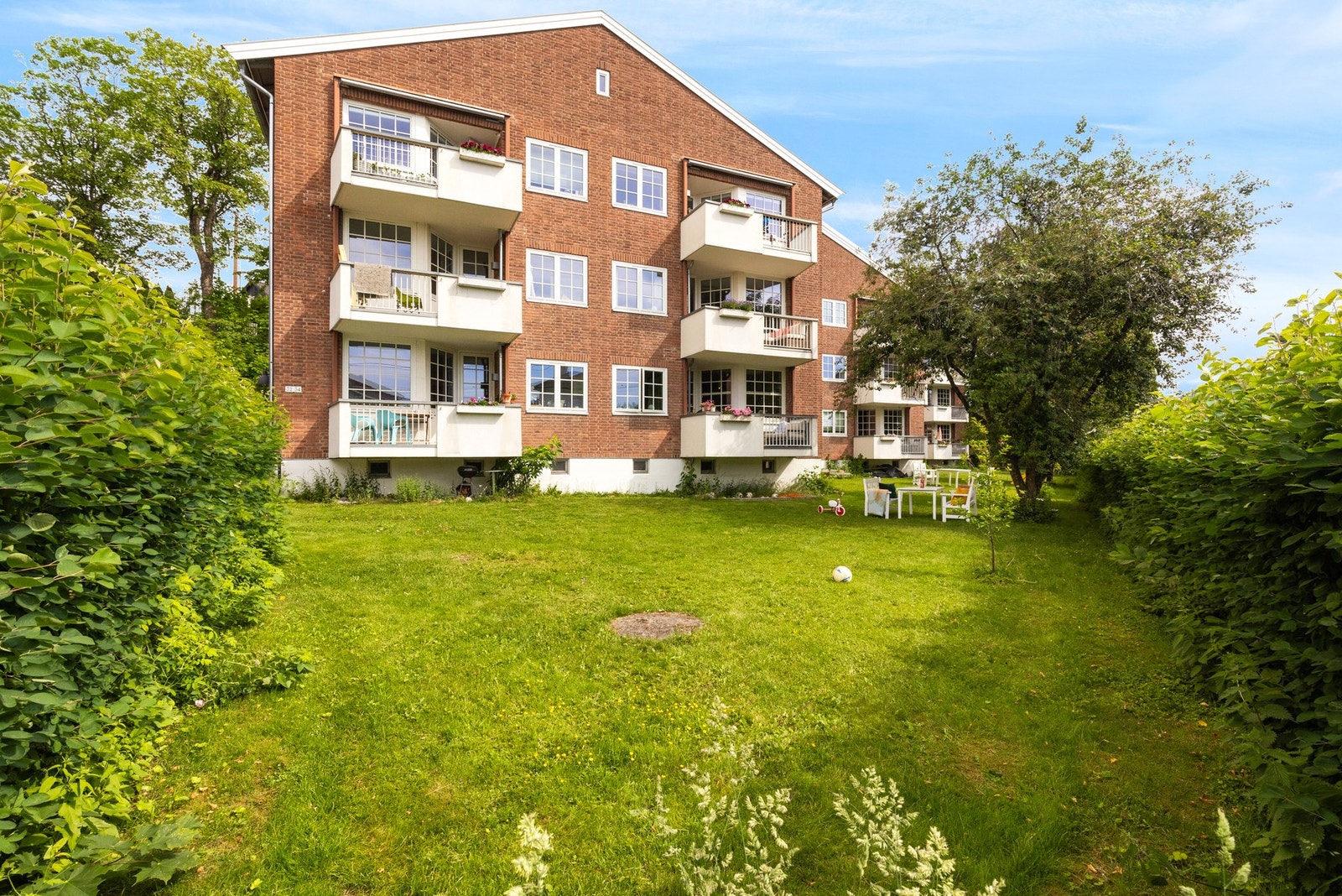 Her bor du sentralt med alle nødvendigheter innenfor kort radius, likevel skjermet og idyllisk til. Galleribilde