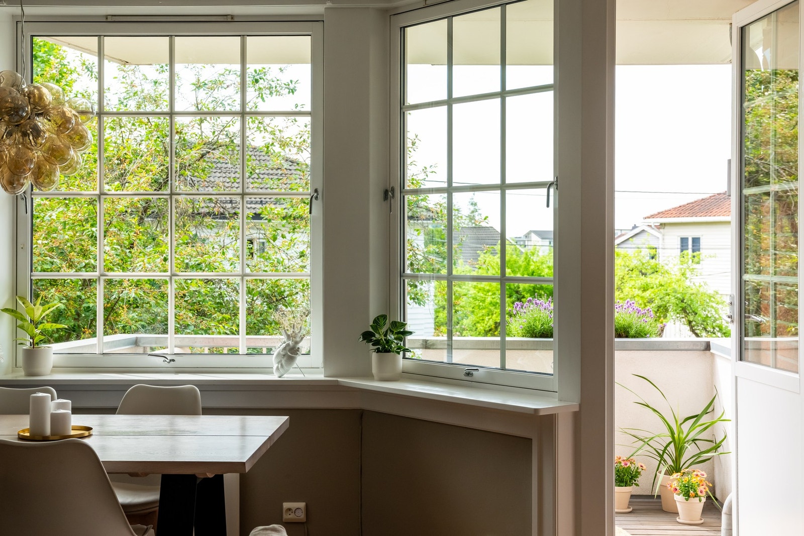 Fra stuen er det utgang til boligens balkong som blir en forlengelse av stuen i sommerhalvåret. Galleribilde