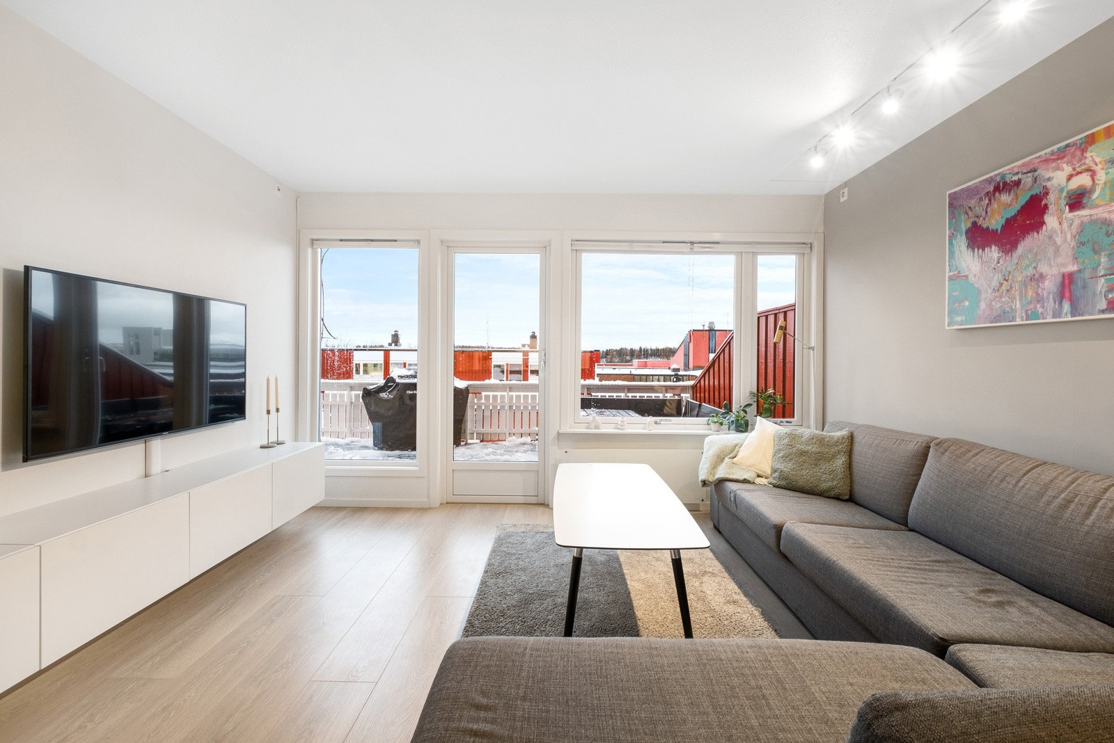 Utgang fra stuen til en romslig terrasse Galleribilde