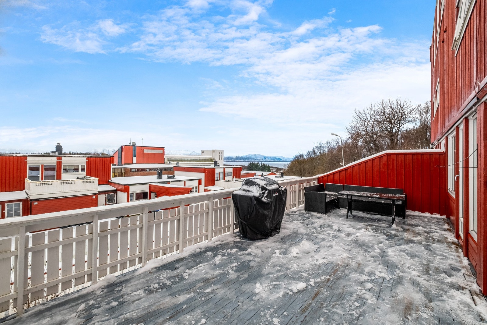 Romslig terrasse med nydelig utsikt Galleribilde