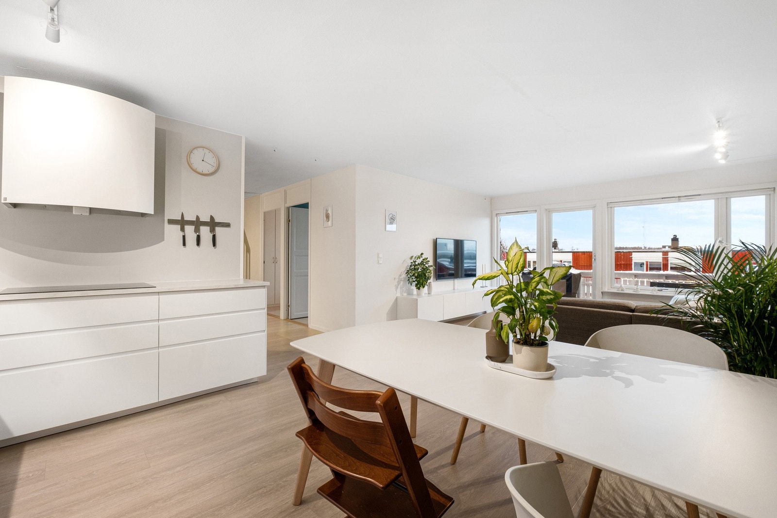 Stuen har plass til spisegruppe og sofagruppe Galleribilde