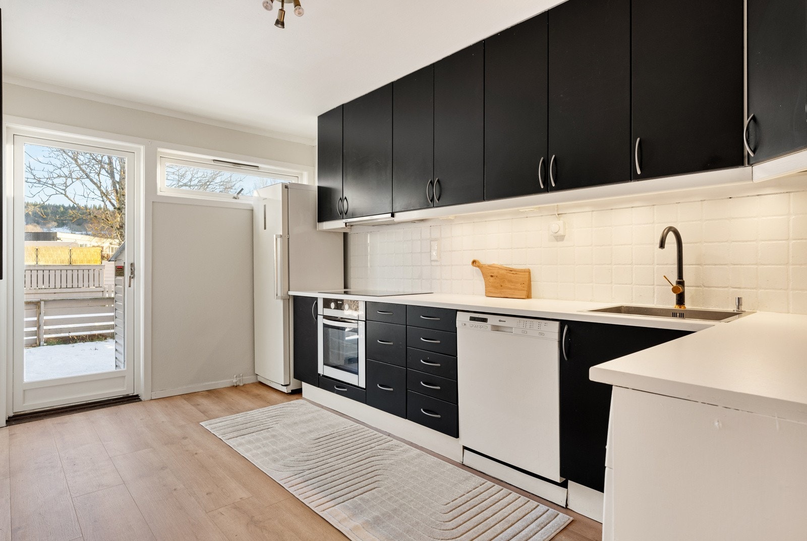 Hvitevarene som medfølger inkluderer komfyr, oppvaskmaskin, kjøleskap og vaskemaskin. Galleribilde