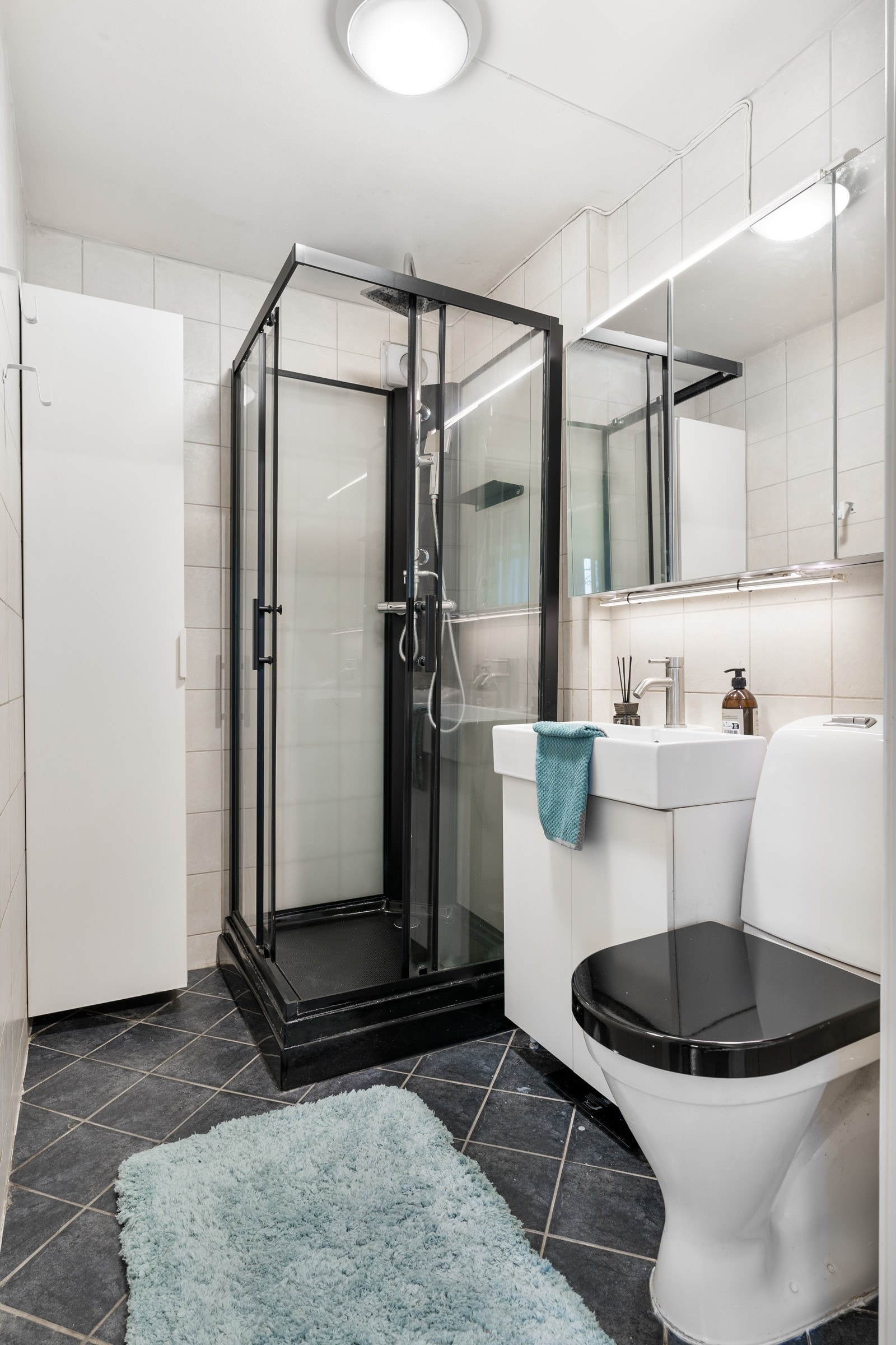 Baderommet på 3 kvm er flislagt med behagelig gulvvarme, og er innredet med dusjhjørne, toalett og servant med speil. Galleribilde