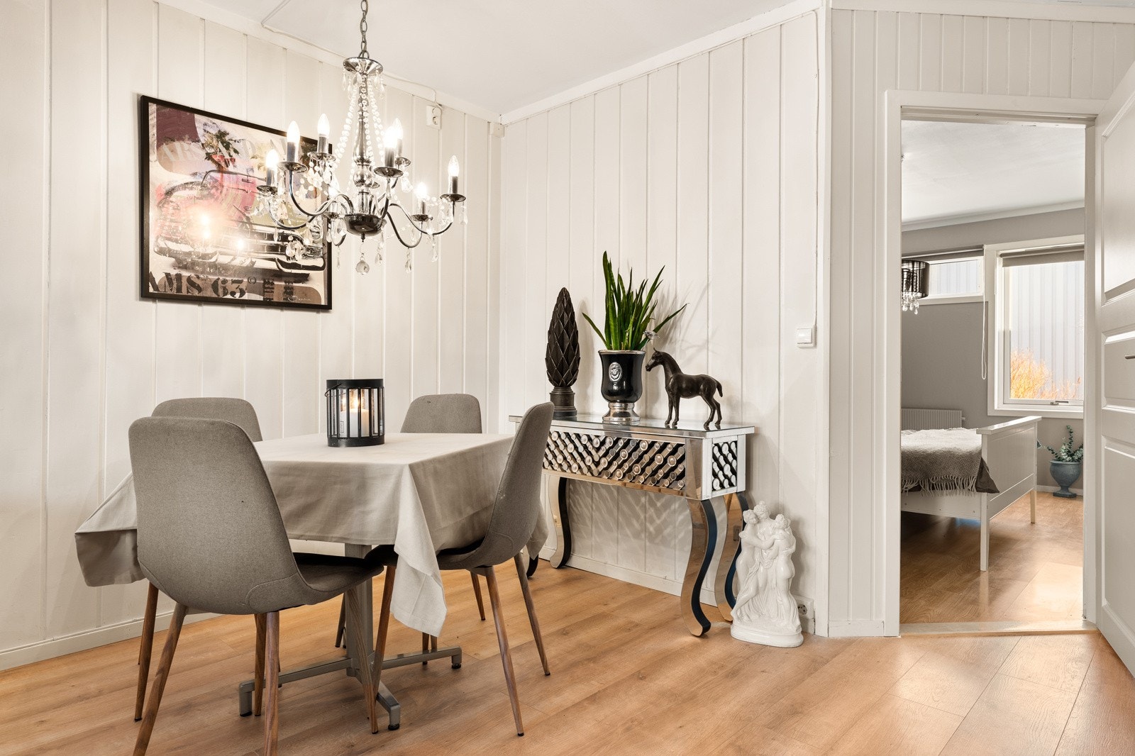 Stuevegger og tak er malt i 2024, samt at gulvet på stue- og kjøkken ble byttet ut i 2022. Galleribilde