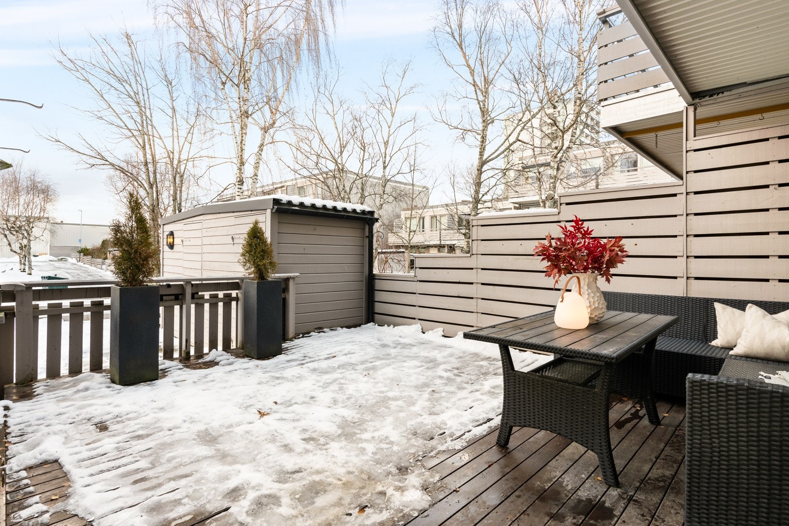 Boligen har 2 romslige terrasser hvor du enkelt kan lage en hyggelig uteplass med sittegruppe og grill, perfekt for fine dager i solen. Galleribilde