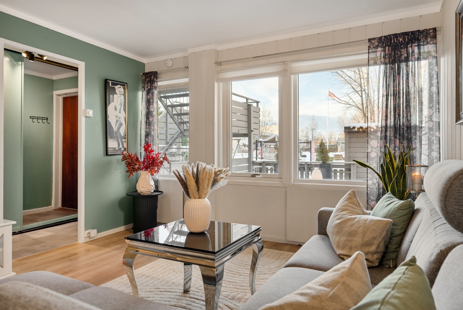 Stuen har store vindusflater sørger for naturlig lysinnfall. Galleribilde