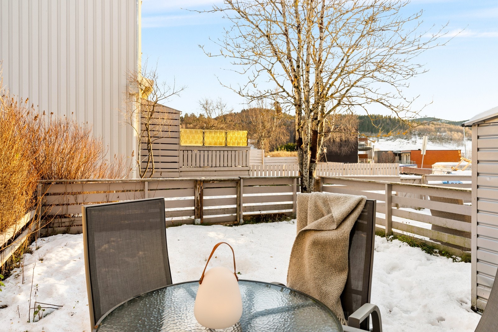 Terrassen på baksiden er på ca. 16 kvm og har levegger som skjermer for innsyn og vind. Galleribilde