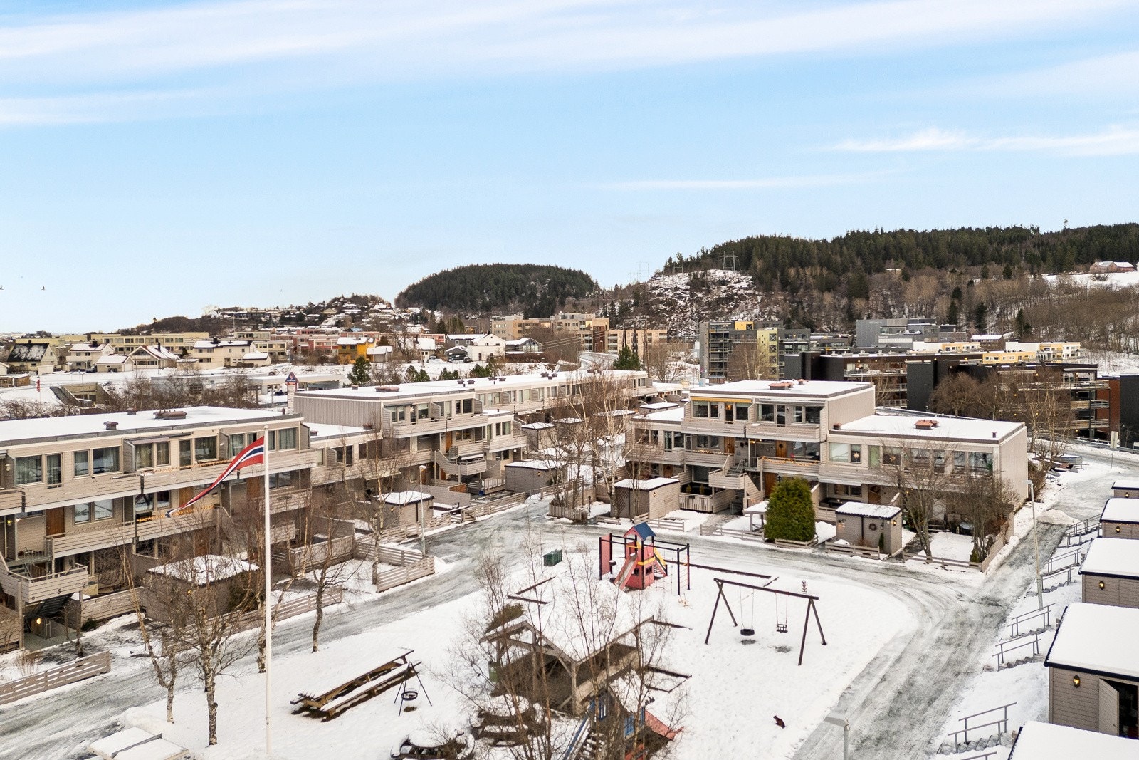 Leiligheten ligger i et veletablert borettslag på Risvollan, med kort vei til marka og alt du trenger i det daglige. Galleribilde
