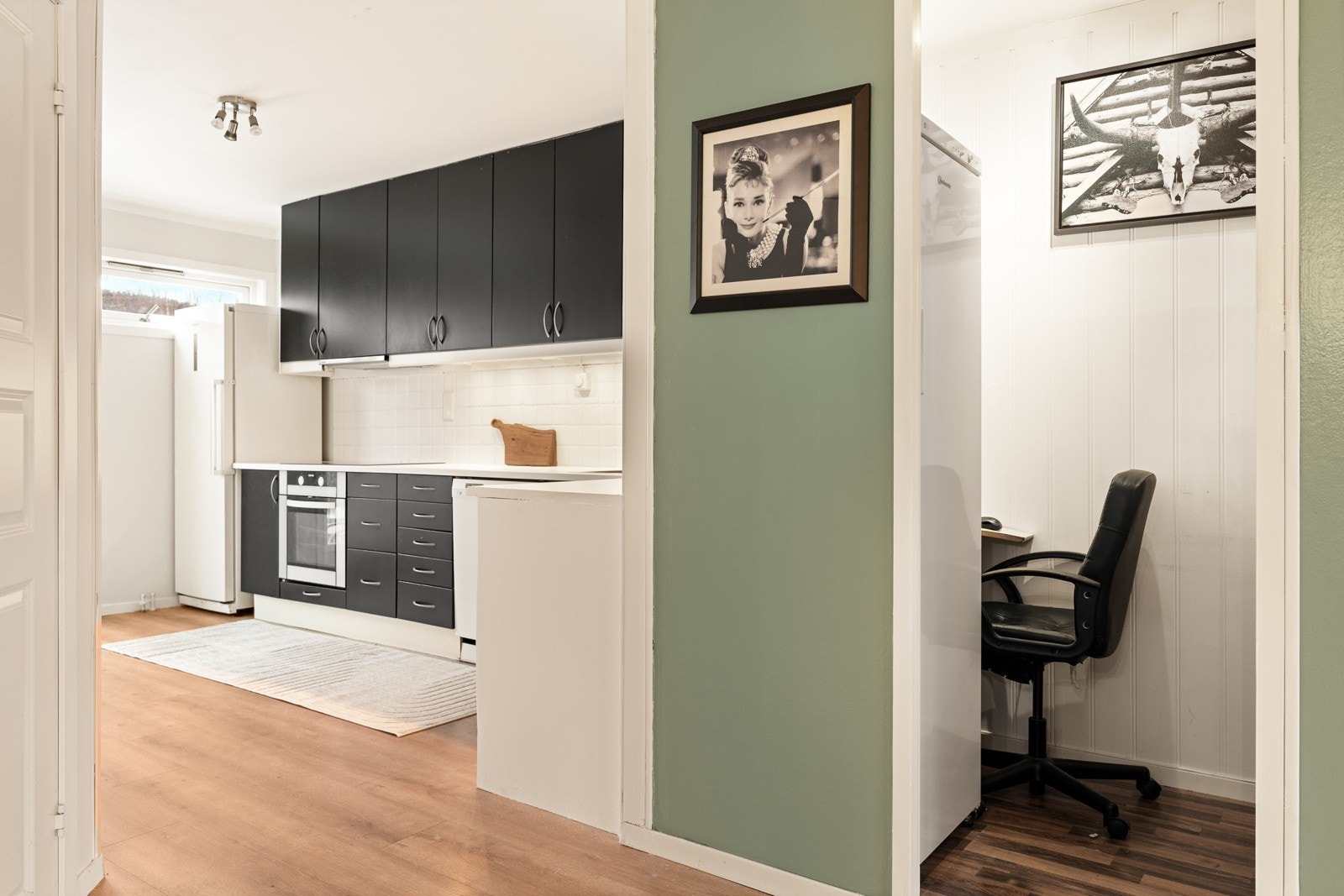 Boden er praktisk innredet til en kontorplass og måler 2 kvm. Galleribilde