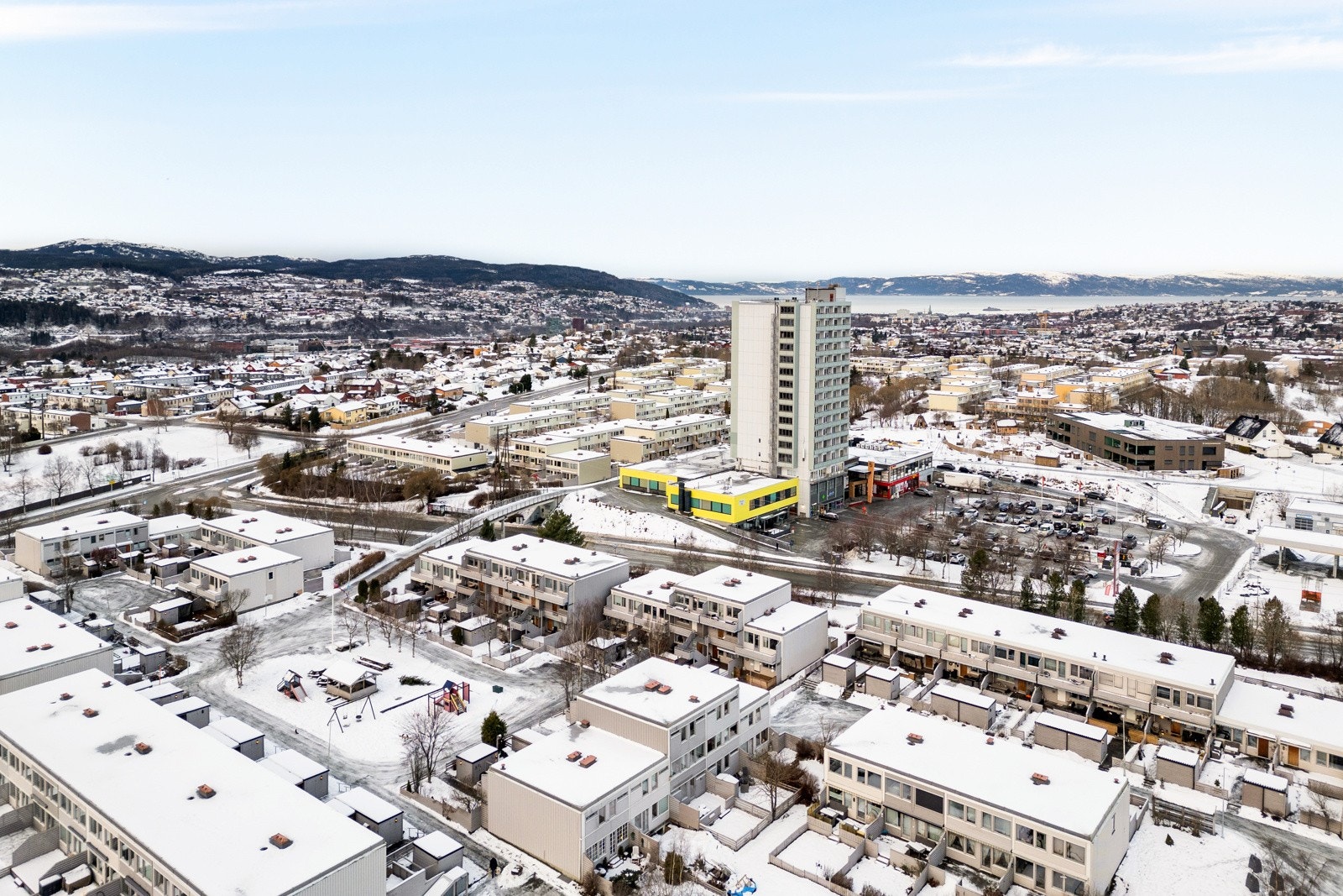 Risvollan er et etablert og særdeles populært boligområde, som karakteriseres som rolig og vennlig. Her bor man sentralt, men samtidig tilbaketrukket fra sentrumskjernen. Galleribilde