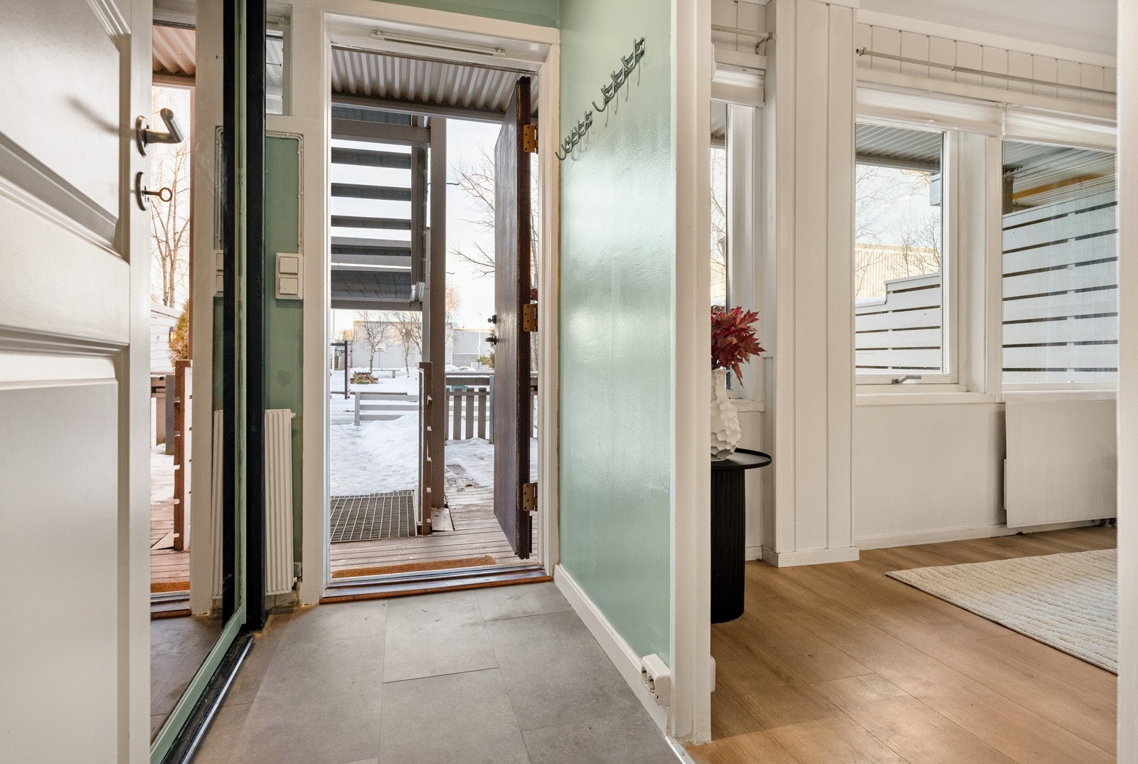 Entré/vindfang er på 3 kvm og er utstyrt med en skyvedørsgarderobe som sørger for å holde det ryddig og oversiktlig. Galleribilde