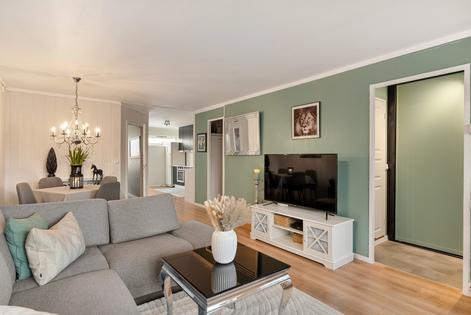 Stuen oppleves lys og romslig og måler 23,5 kvm. Galleribilde