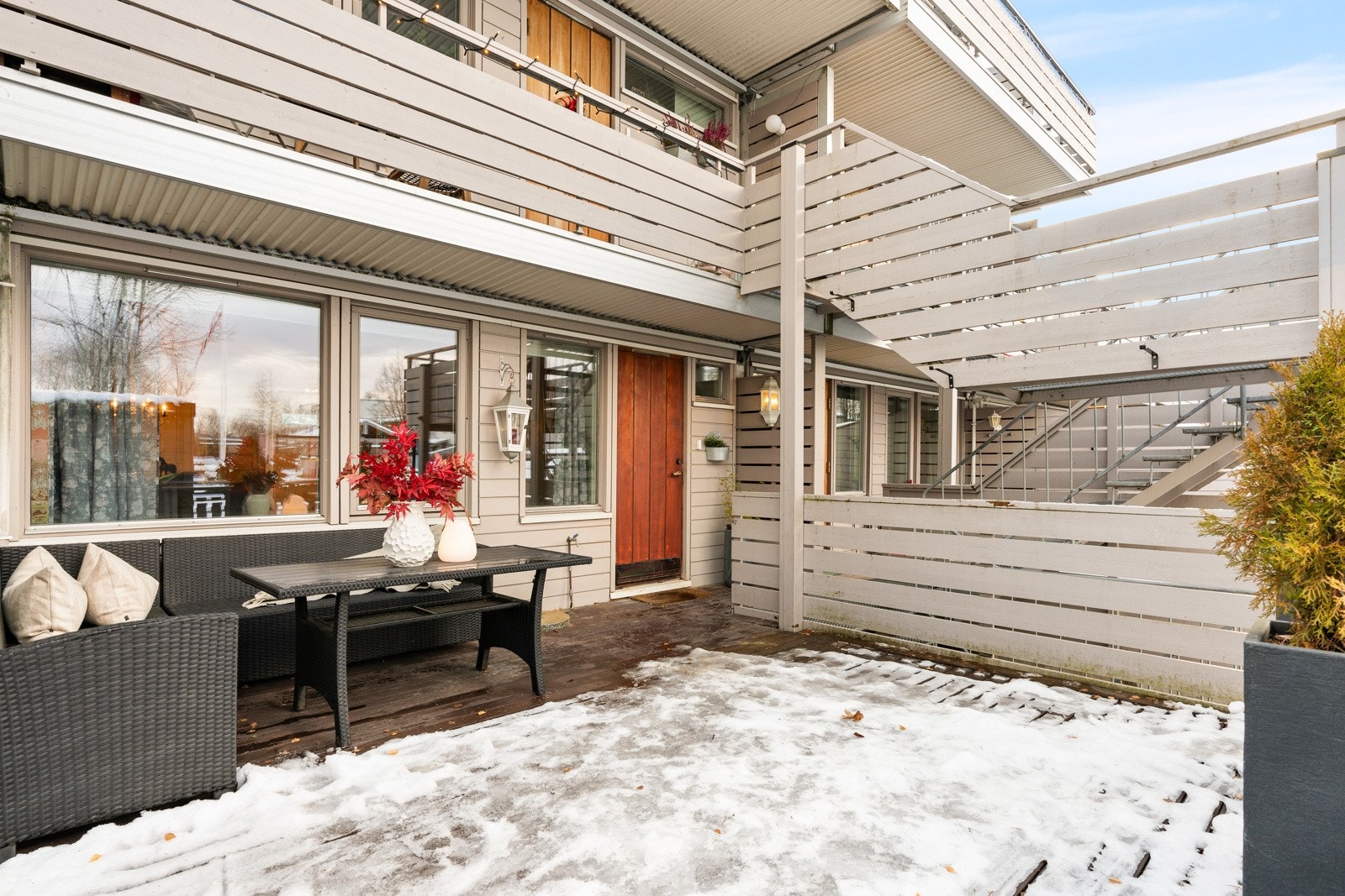 Boligen har en attraktiv beliggenhet i feltet med to solrike uteplasser. Galleribilde