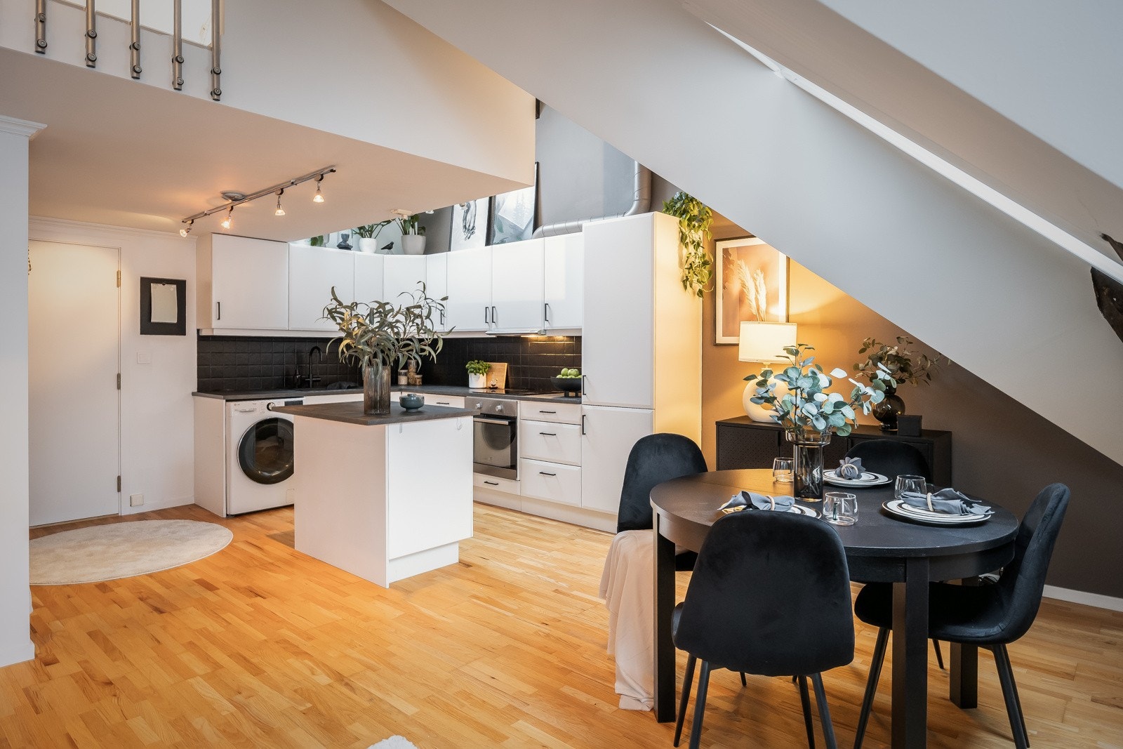 Moderne kjøkken med integrert kombiskap, komfyr, platetopp og oppvaskmaskin. Galleribilde