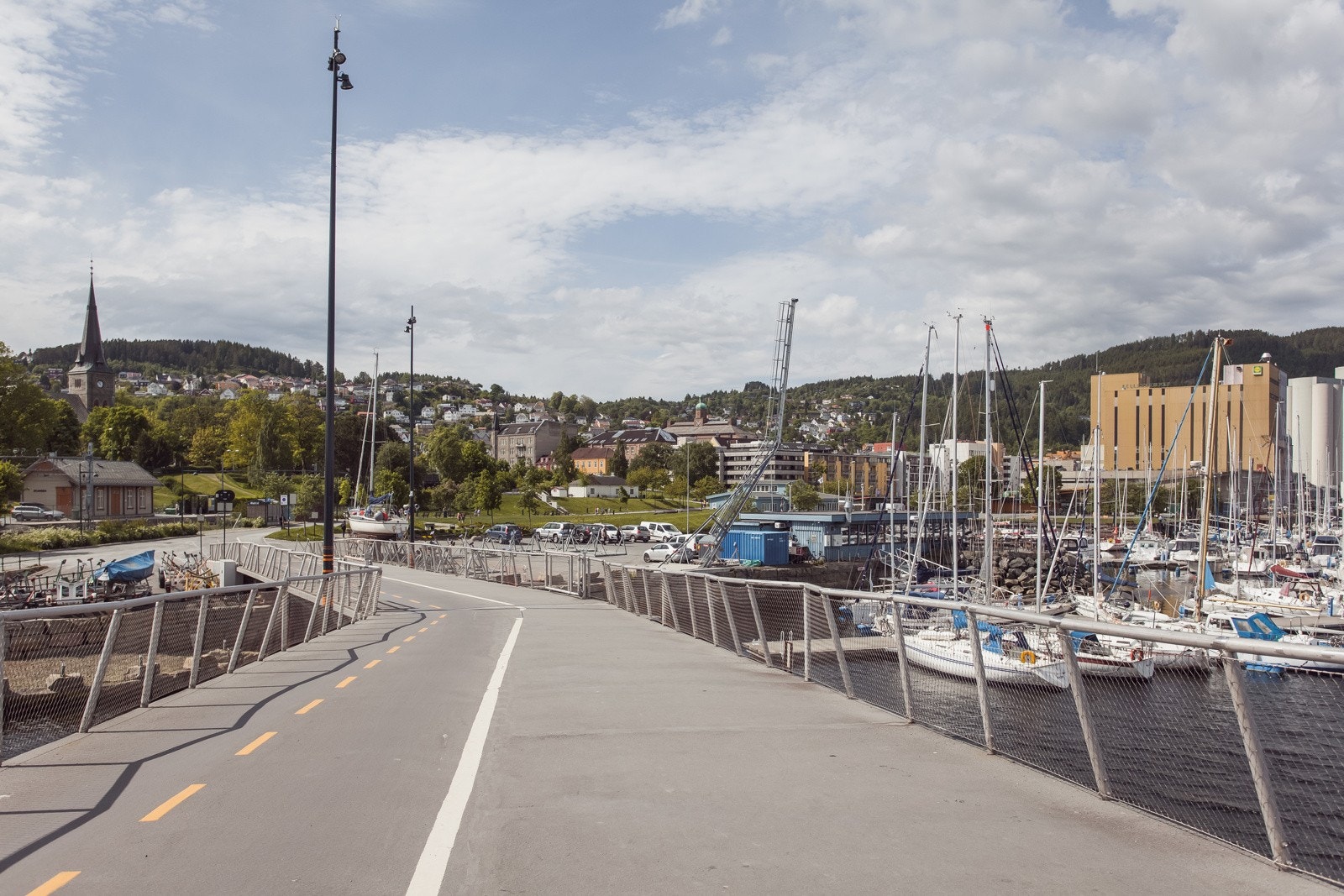 Knappe 5 min gange til Skansen med båtmarina, restaurant, sandvolleyballbane, bademuligheter, og videre gang- og sykkelvei til Piren. Galleribilde