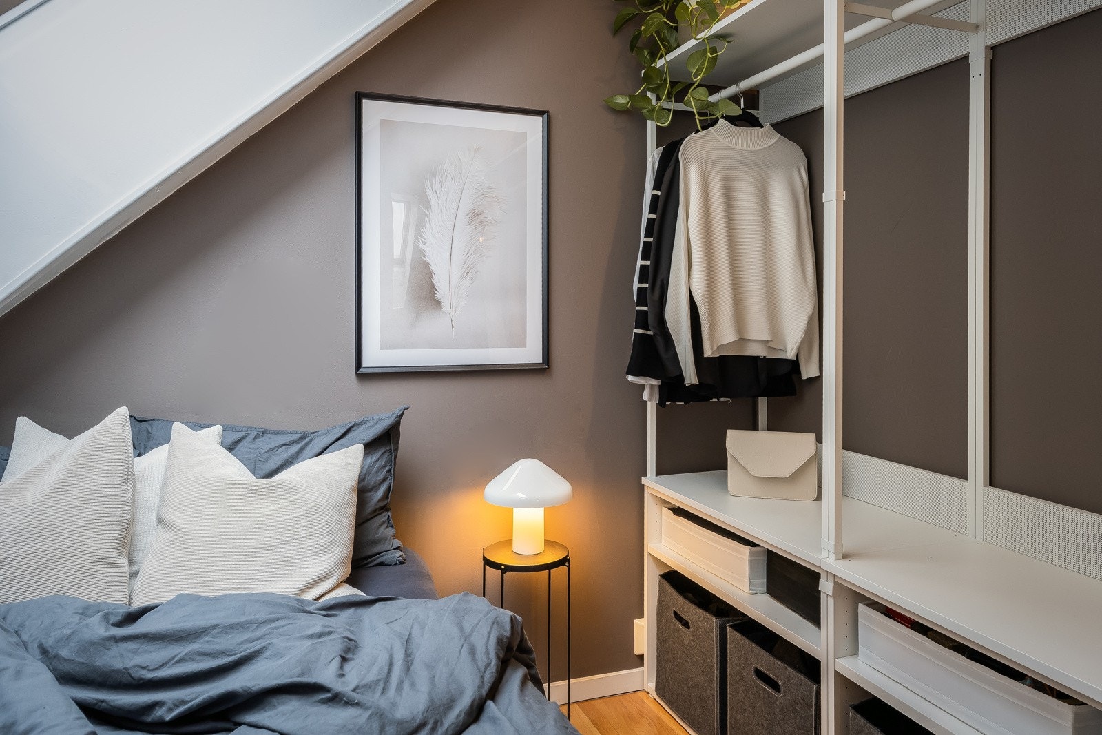 Praktisk garderobe- og lagringsløsning som medfølger i handelen. Galleribilde