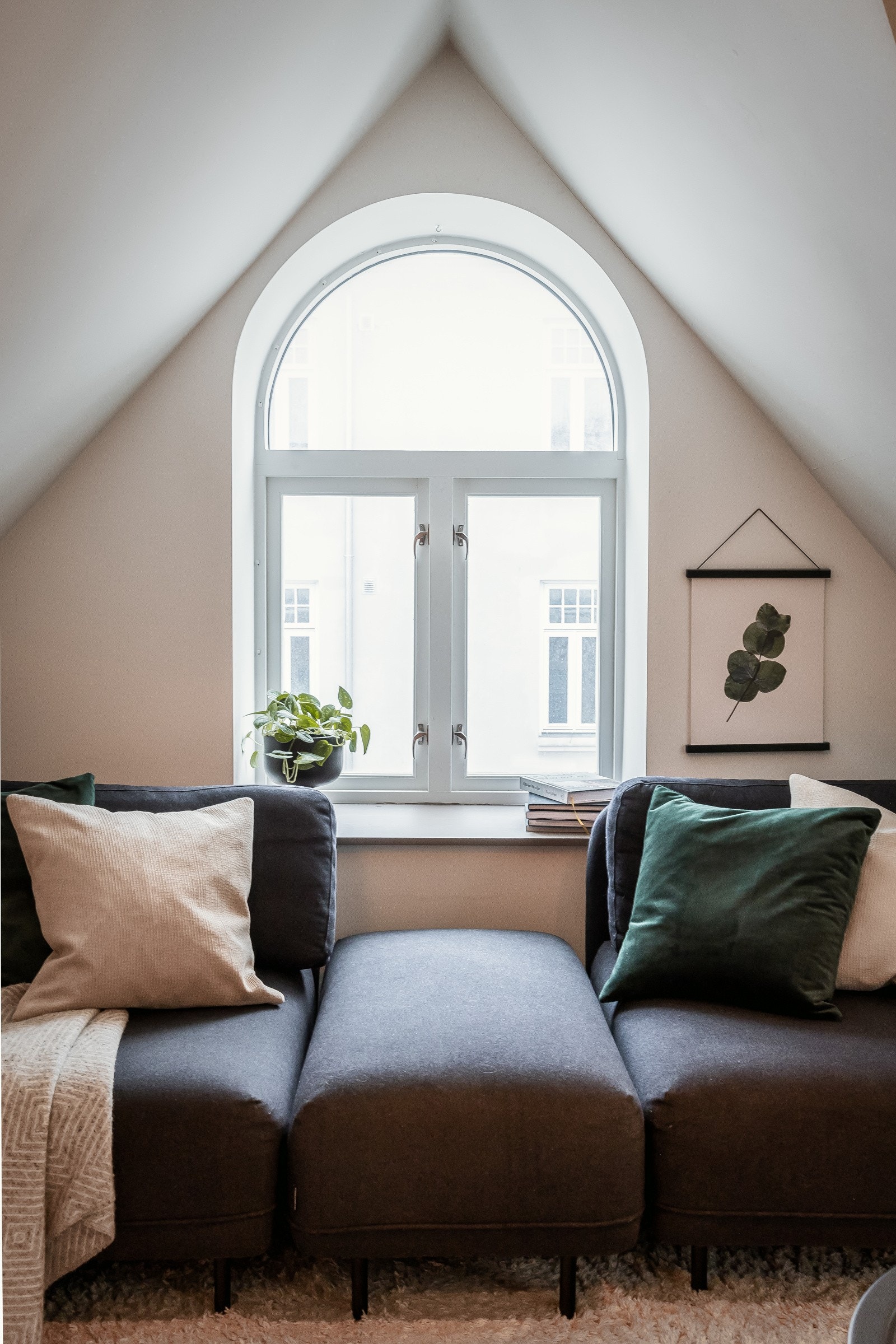Boligen ligger i toppetasjen av en eldre murgård som ble ombygd og modernisert i 2005/06, da denne leiligheten ble etablert. Galleribilde