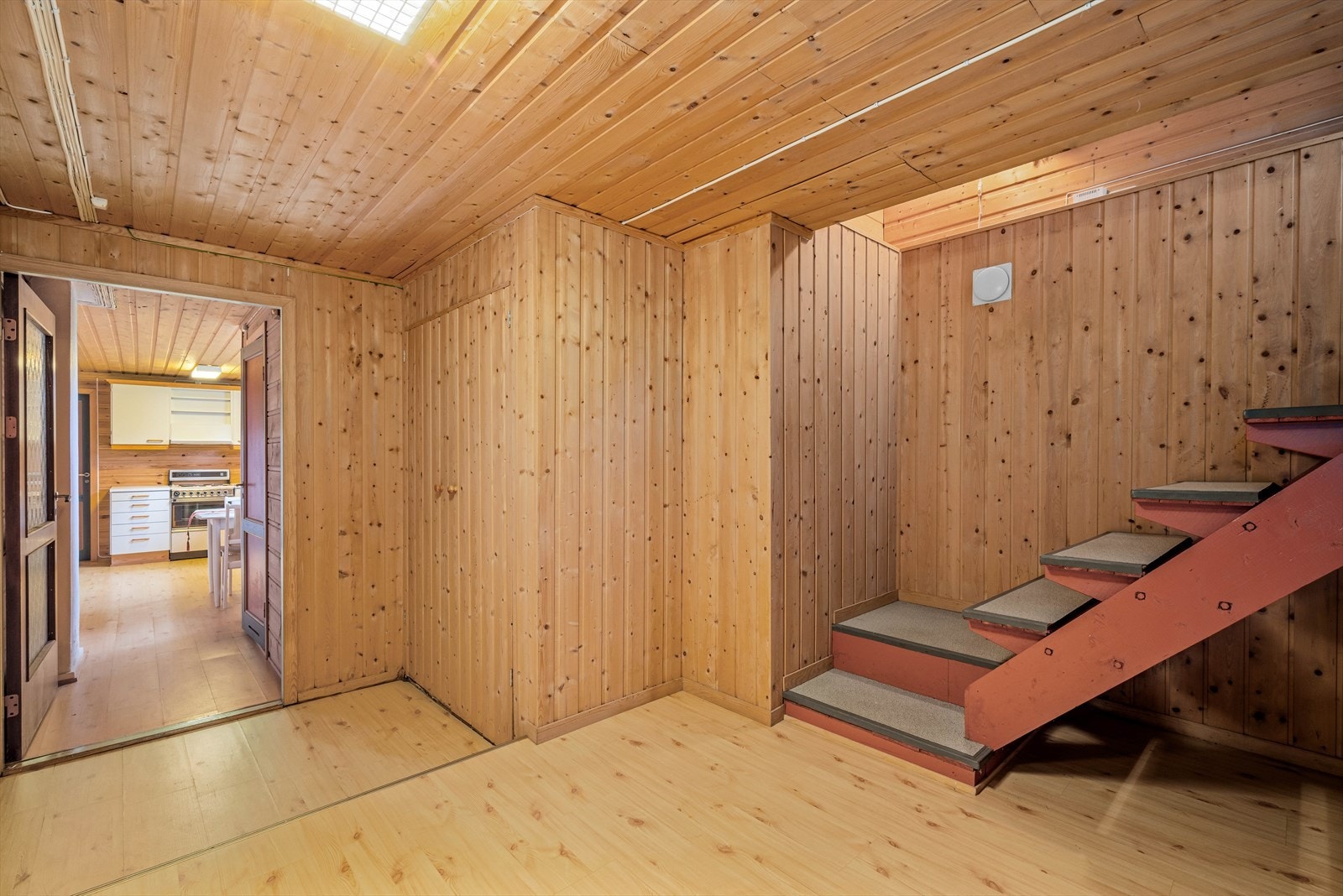 Boligen har moderniseringsbehov for å nå dagens krav til standard, men har stort potensial og rikelig med boltreplass. Galleribilde