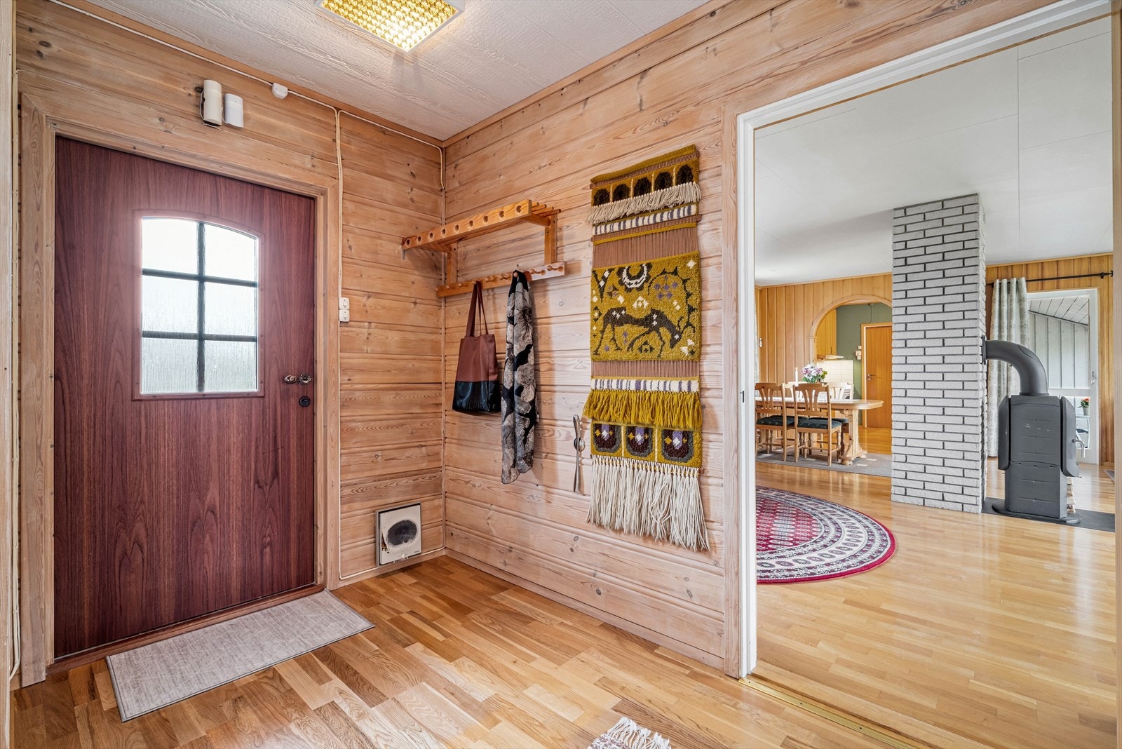 Hovedentreen gir et hyggelig første møte med boligen og her er det etablert åpen garderobe rett innenfor døren. Galleribilde