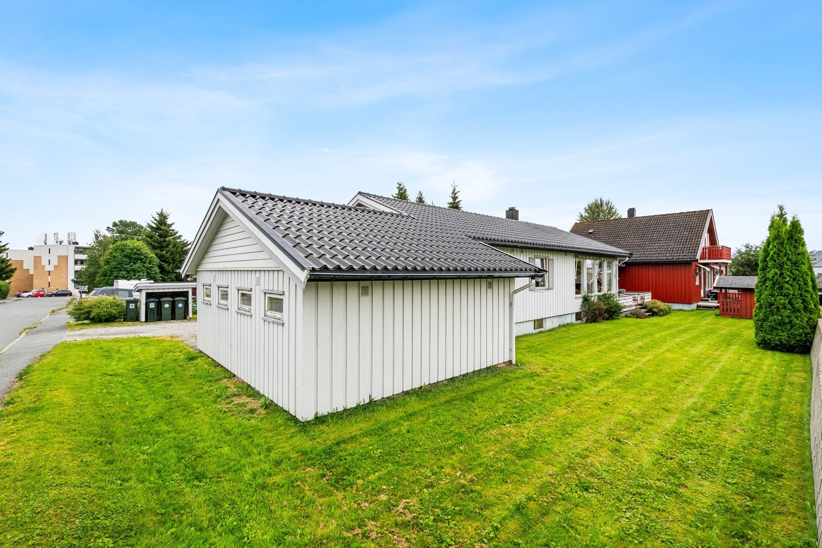 Parkering er i en dobbelgarasje med elektriske vippeporter og lagringshems. Galleribilde