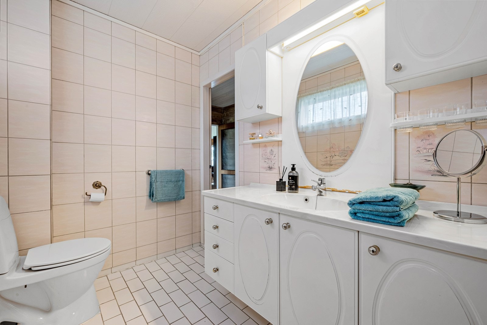 Badet i første etasje har toalett, åpen dusj og stor baderomsinnredning. Galleribilde