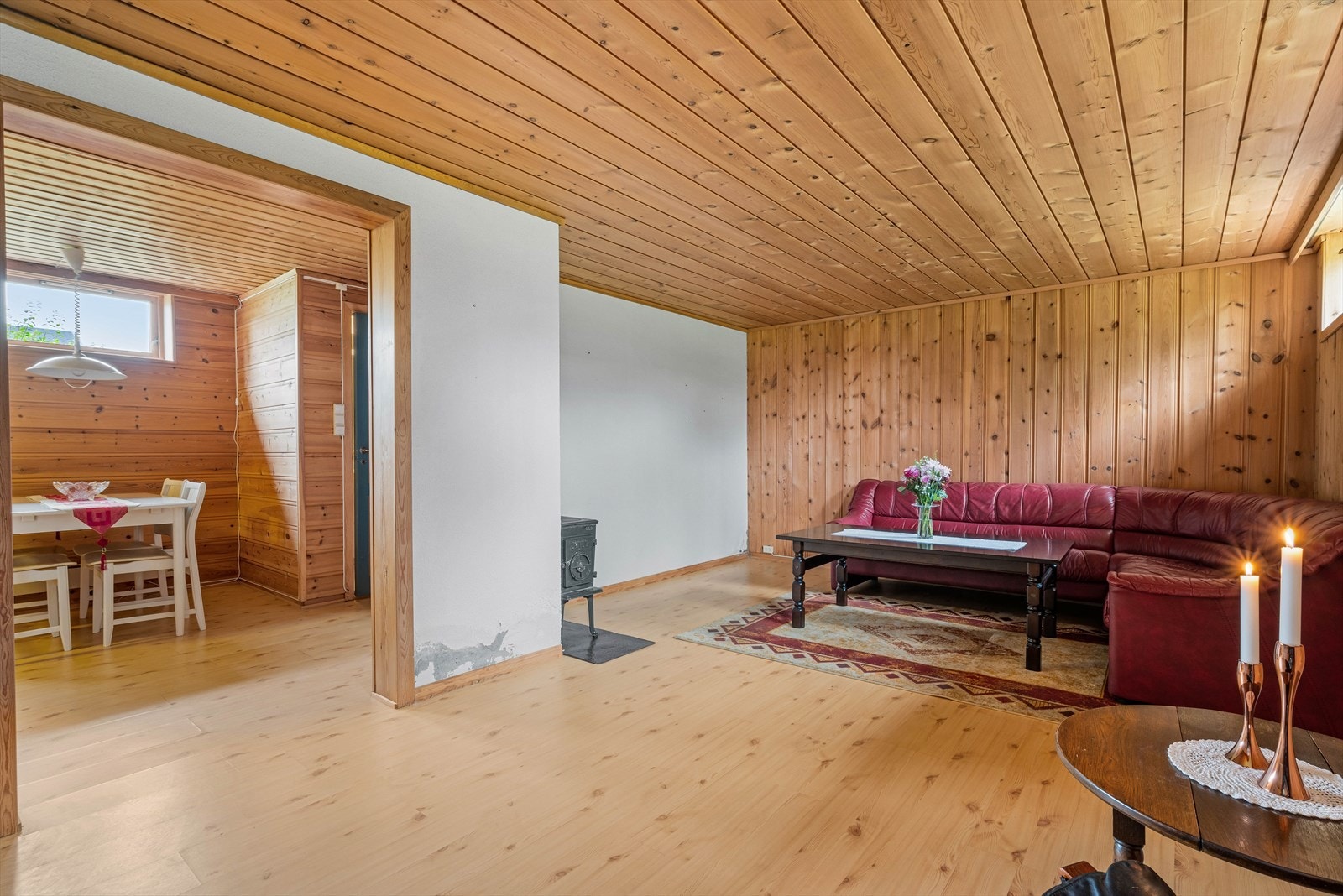 Eneboligen har en trivelig kjellerstue på 20 kvm i tradisjonell kjellerstue-stil med vedovn. Galleribilde