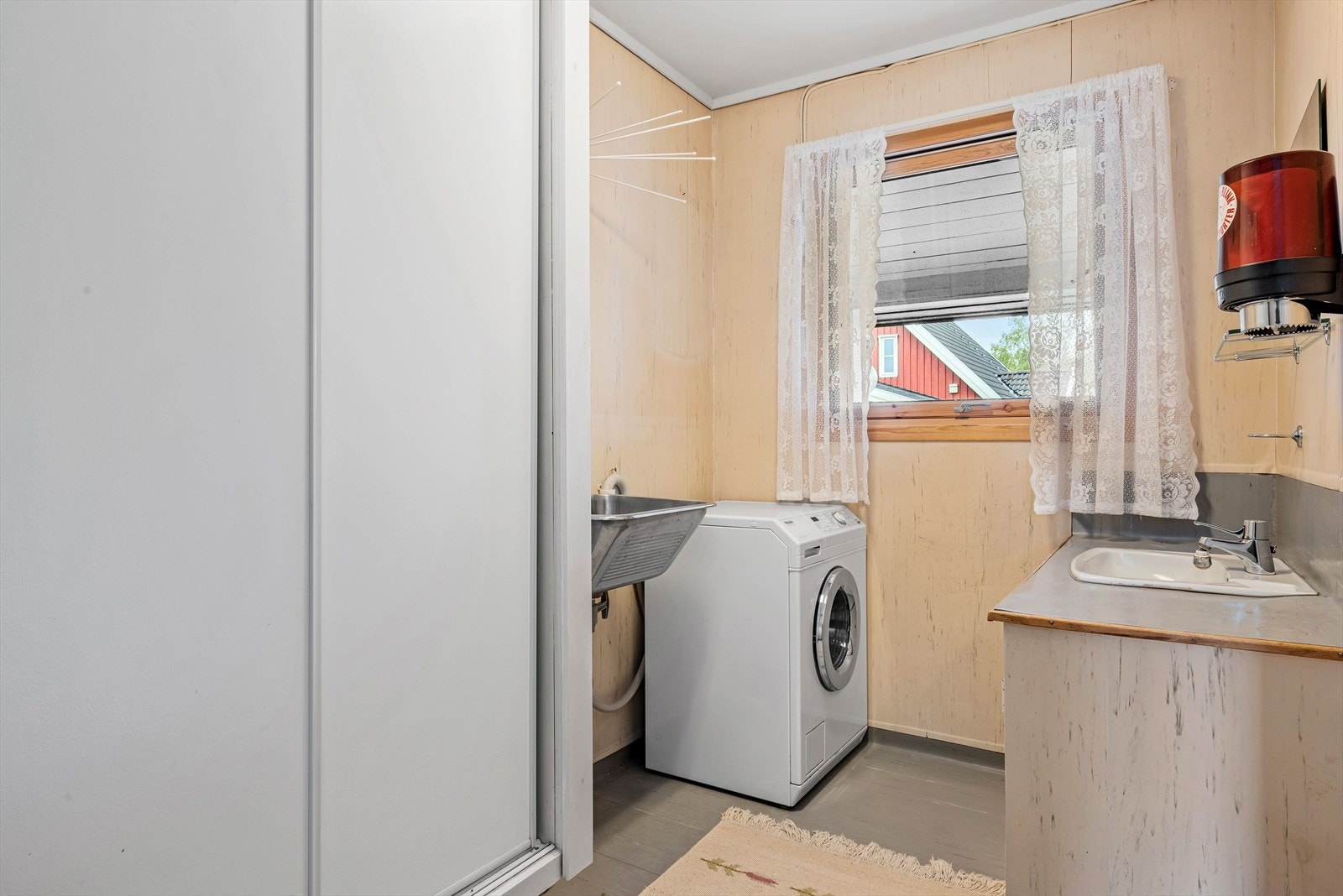 Vaskerommet ligger i første etasje og har eldre standard med gulvbelegg, skyvedørsgarderobe og opplegg for vaskemaskin. Galleribilde