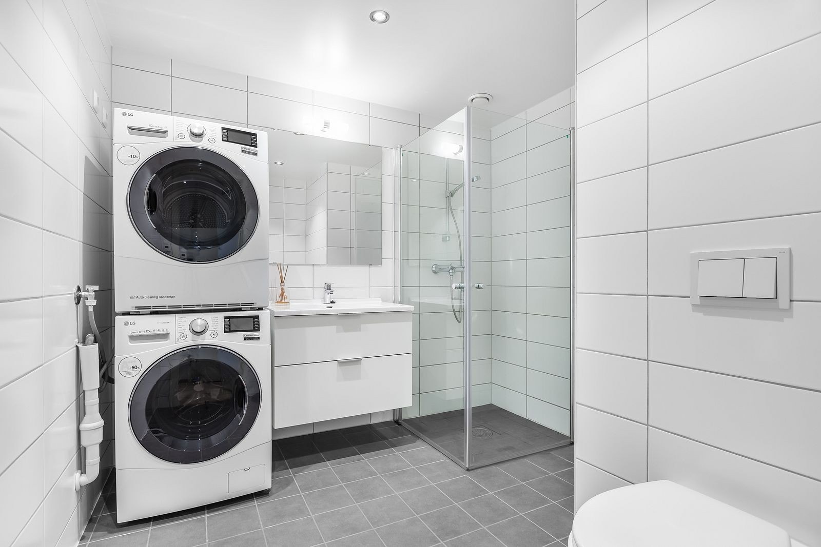 Pent bad med varme i gulv og opplegg for vaskemaskin/tørketrommel. Galleribilde