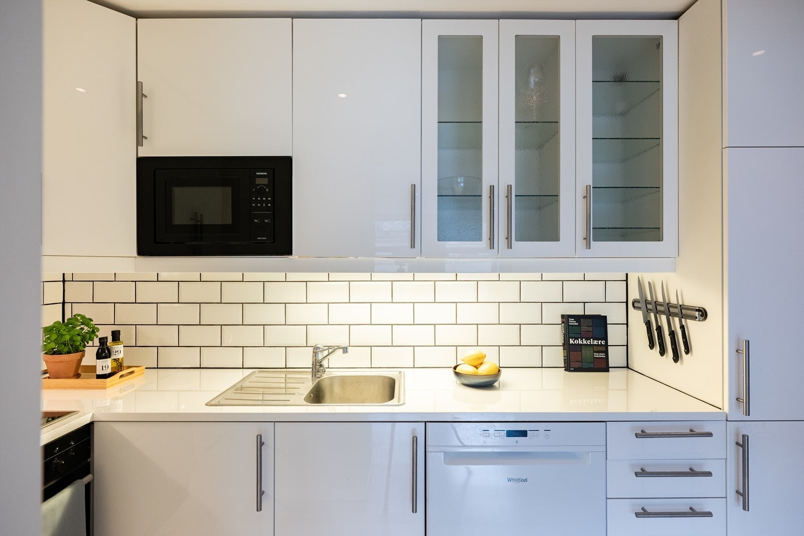 Integrerte hvitevarer medfølger i handelen. Galleribilde