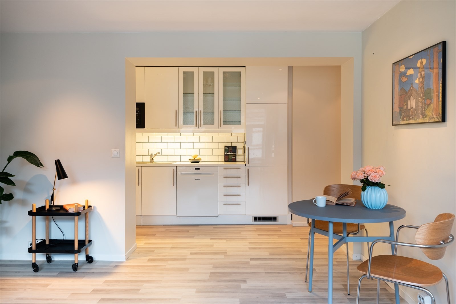 Praktisk og stilig kjøkken med int. hvitevarer Galleribilde