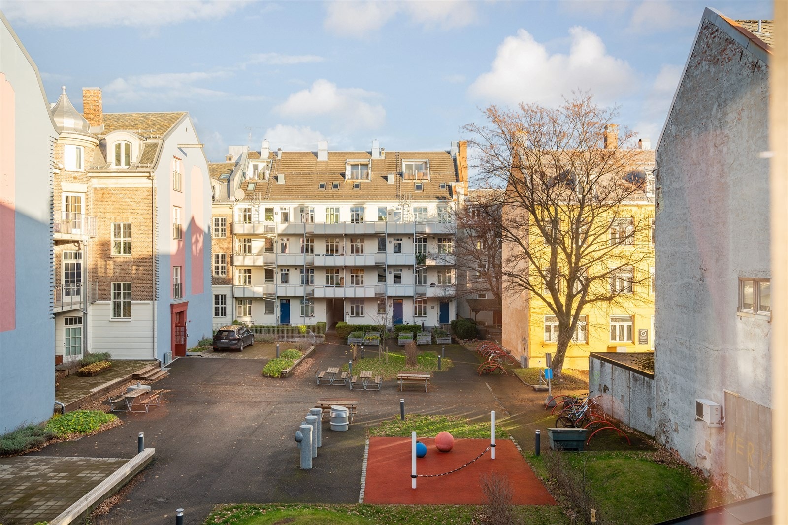 Fra soverommet har du utsikt til rolig, hyggelig bakgård. Galleribilde