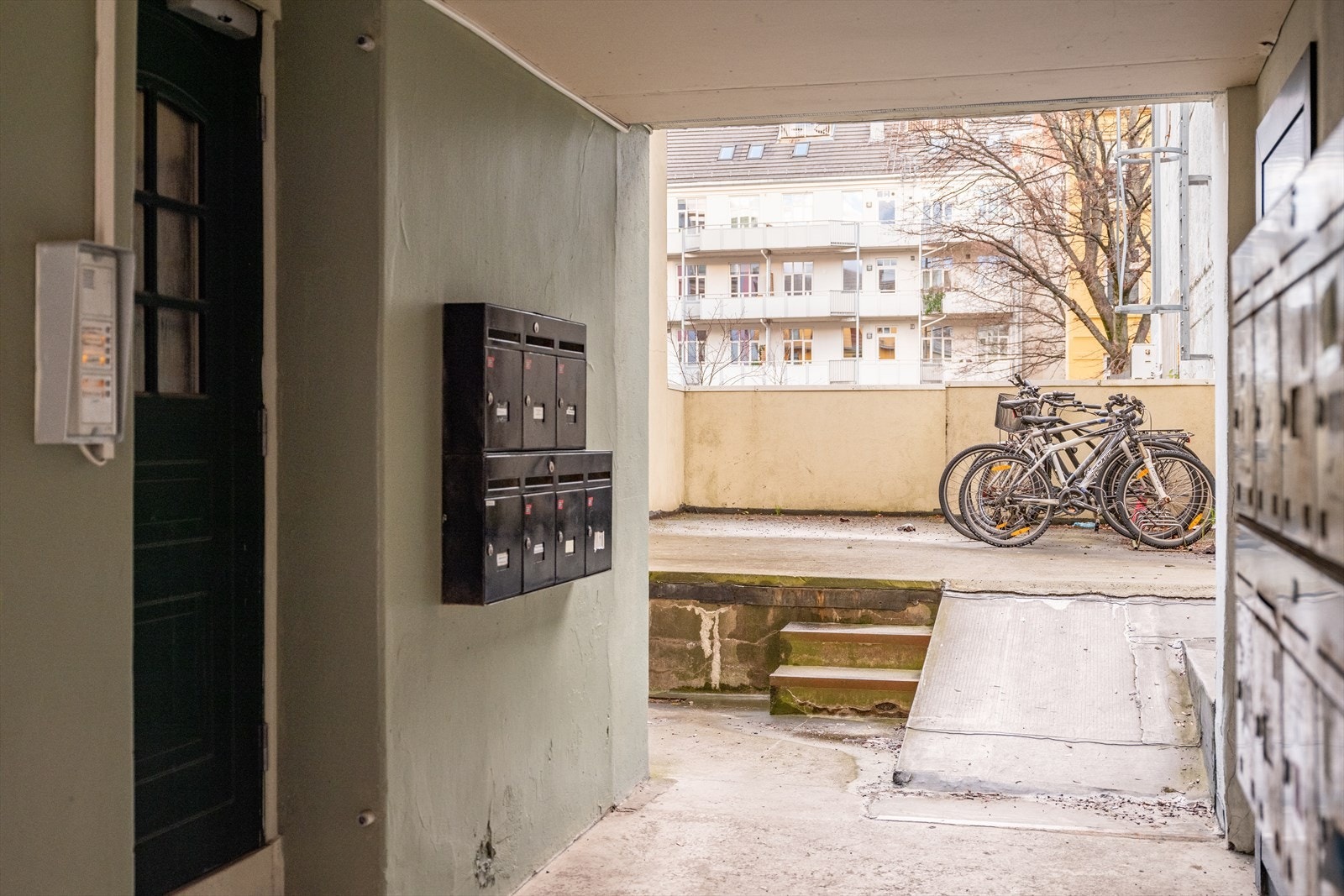 Skjermet bakgård med privat sykkelparkering Galleribilde